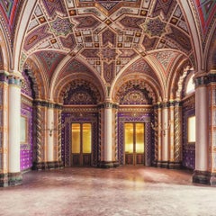 Viola Vivido de Gina Soden - Fotografía de lugares abandonados, Italia, morado y dorado