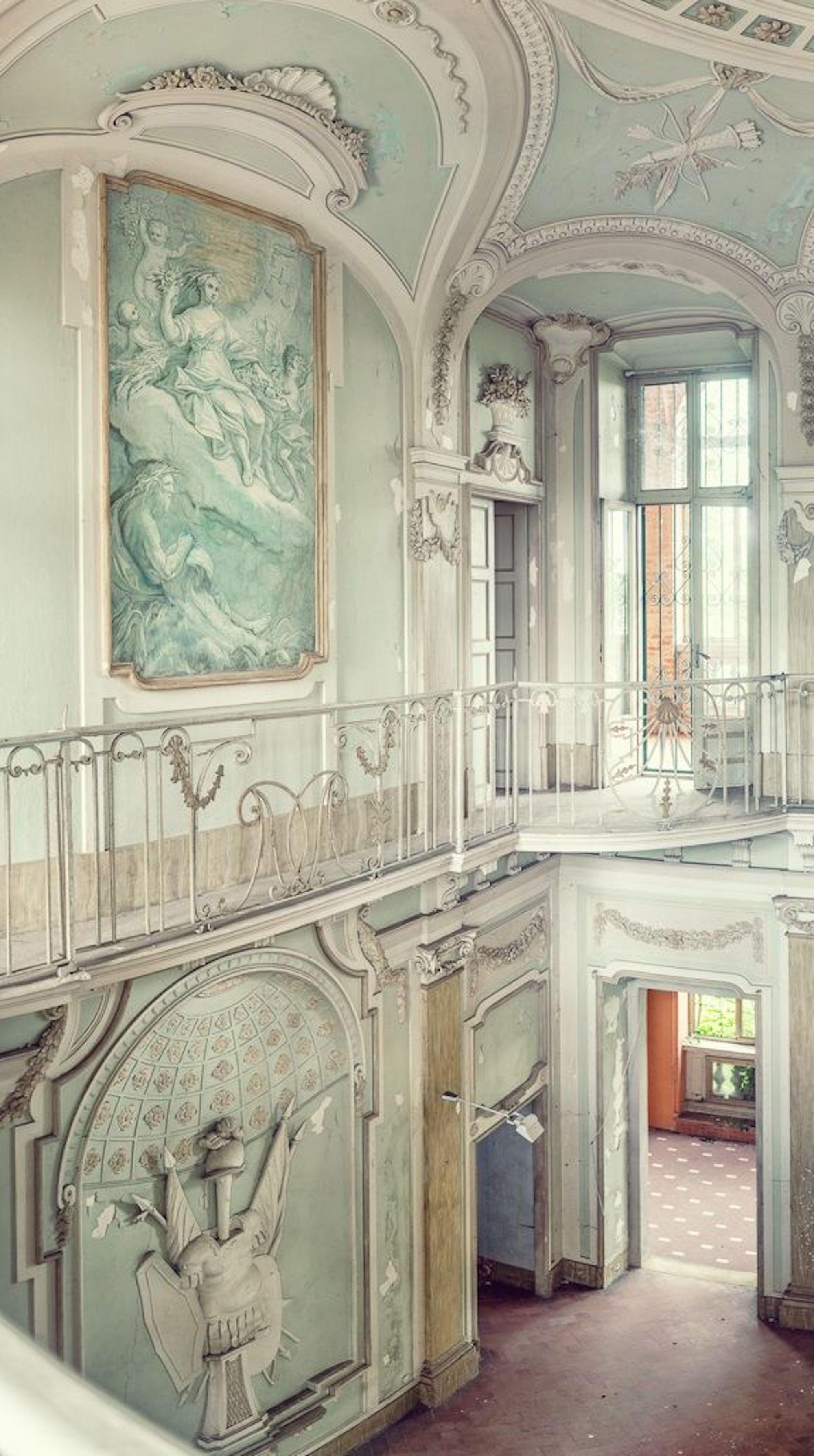 Weiße weiße Villa von Gina Soden – Fotografie, Innenraum eines verlassenen Gebäudes, Italien im Angebot 2