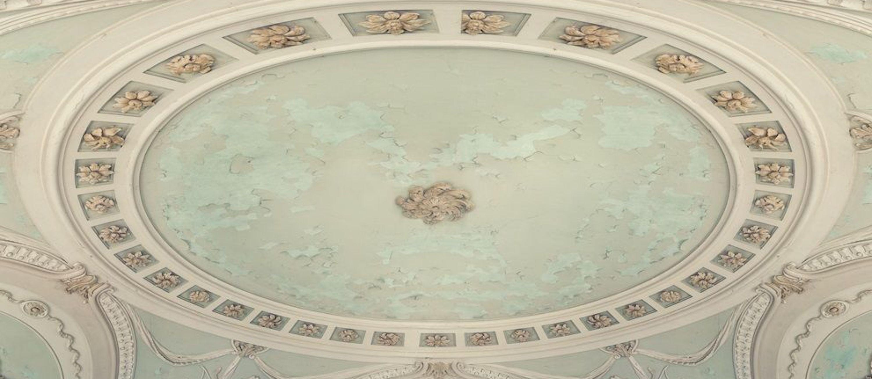 Villa blanche de Gina Soden - Photographie, intérieur d'un bâtiment abandonné, Italie en vente 3