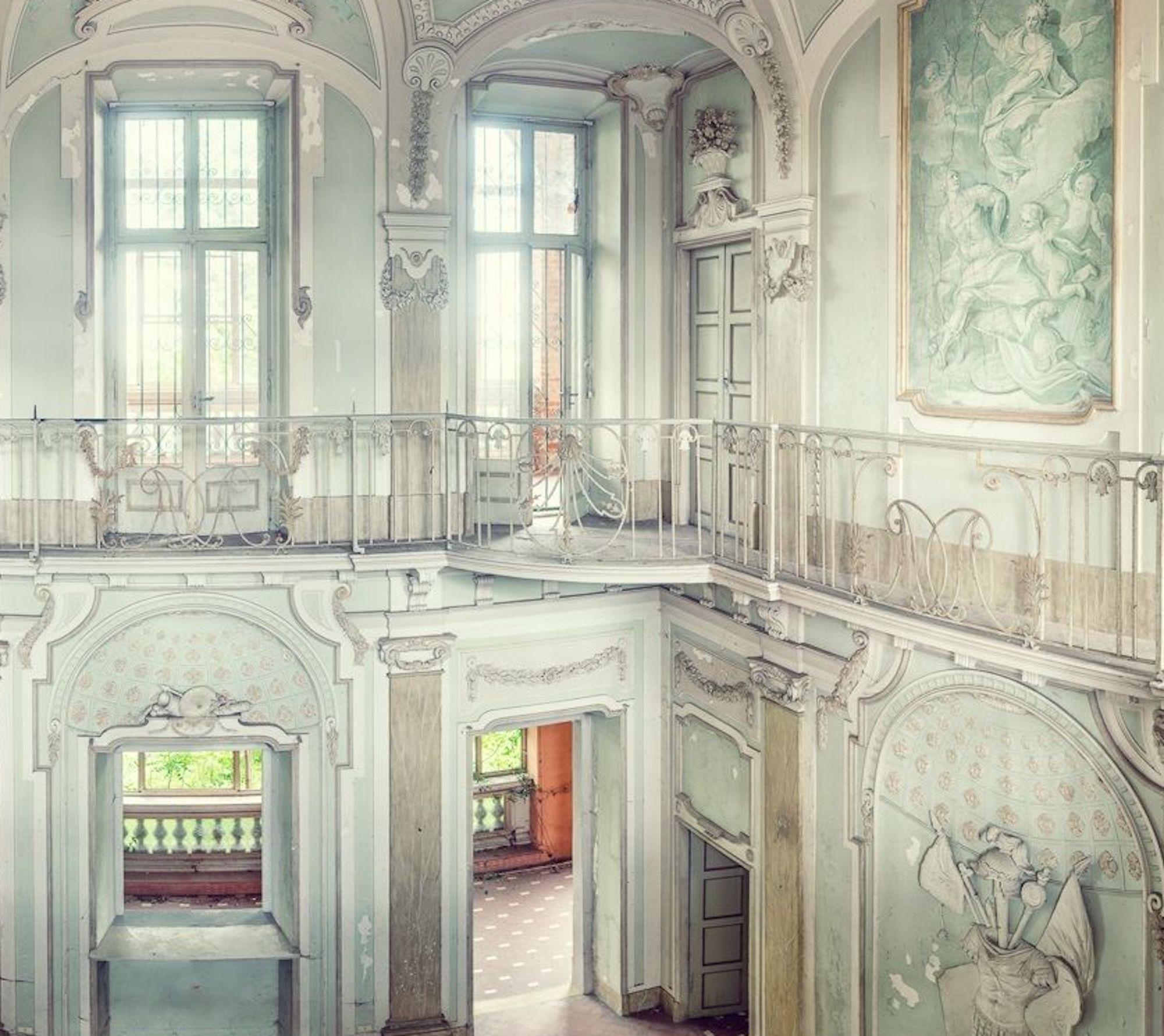 Weiße weiße Villa von Gina Soden – Fotografie, Innenraum eines verlassenen Gebäudes, Italien im Angebot 4