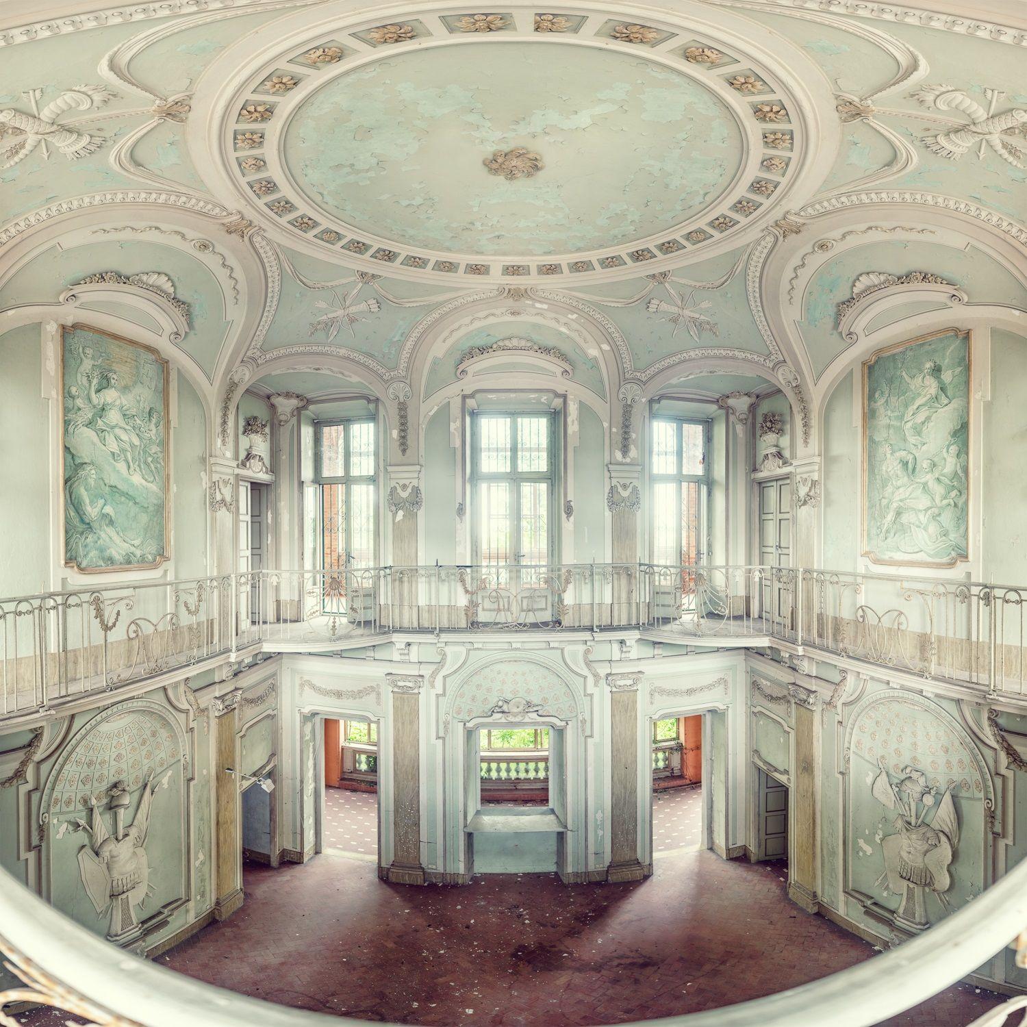 White Villa est une photographie en édition limitée de l
artiste contemporaine britannique Gina Soden.

Cette photographie est vendue non encadrée en tant que tirage uniquement. Il est disponible en 2 dimensions :
*80,2 × 80,2 cm (31,6 × 31,6 in),