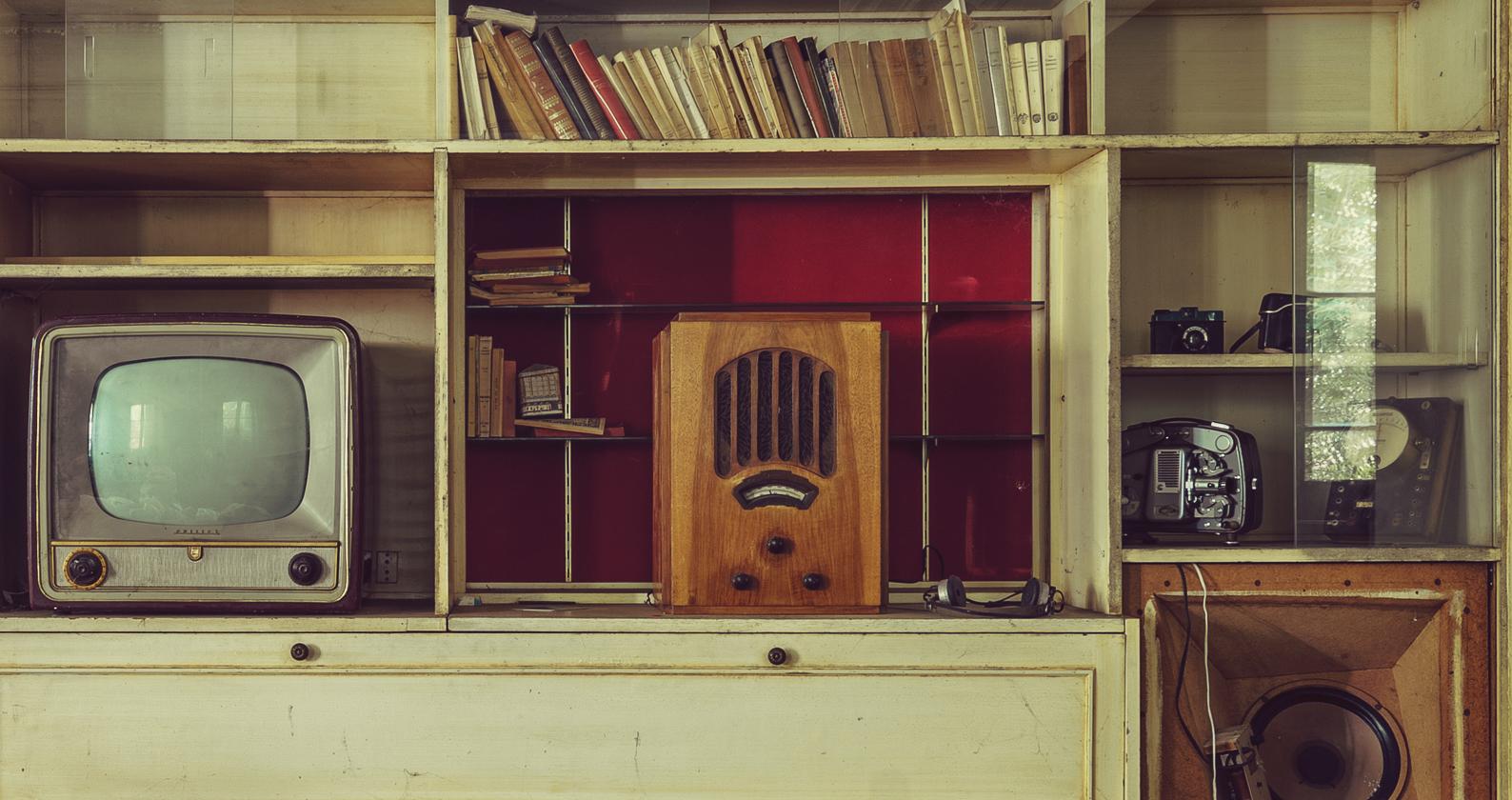 Radios in Lounge, Kunstdruck, Digitaldruck, Interieur, Radios, Möbel, Fernsehen  (Zeitgenössisch), Print, von Gina Soden