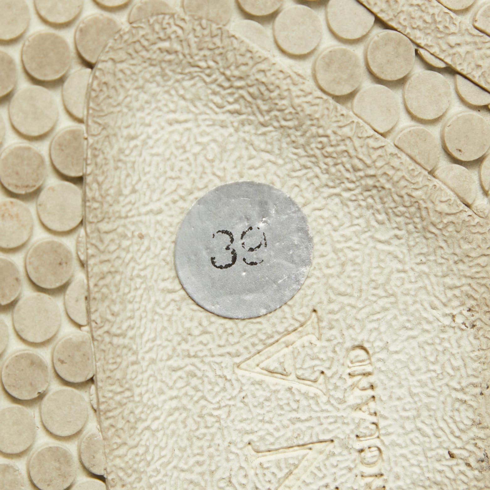 Gina Baskets montantes ornées de bretelles en cuir blanc/or, taille 39 Bon état - En vente à Dubai, Al Qouz 2