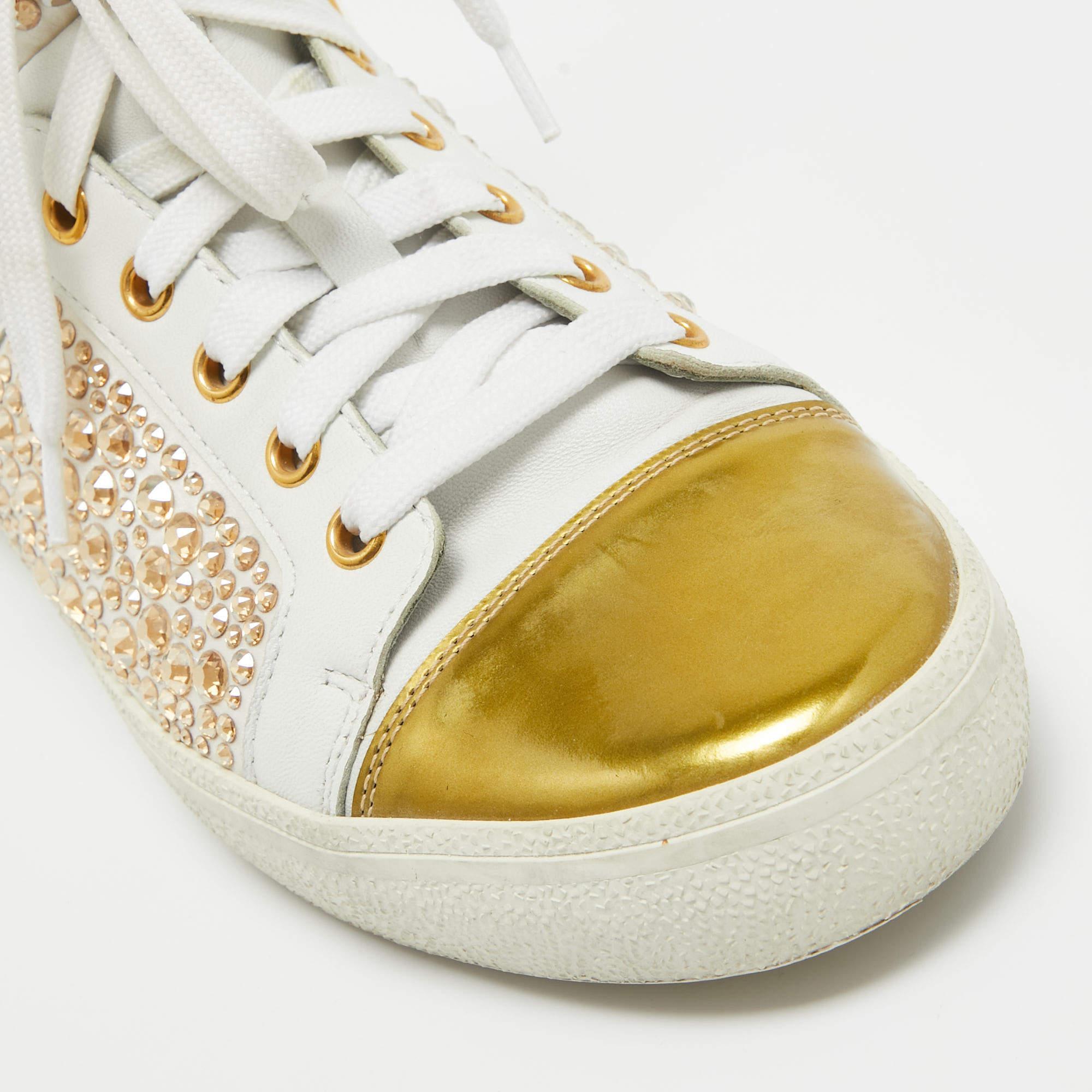Gina Baskets montantes ornées de bretelles en cuir blanc/or, taille 39 en vente 1