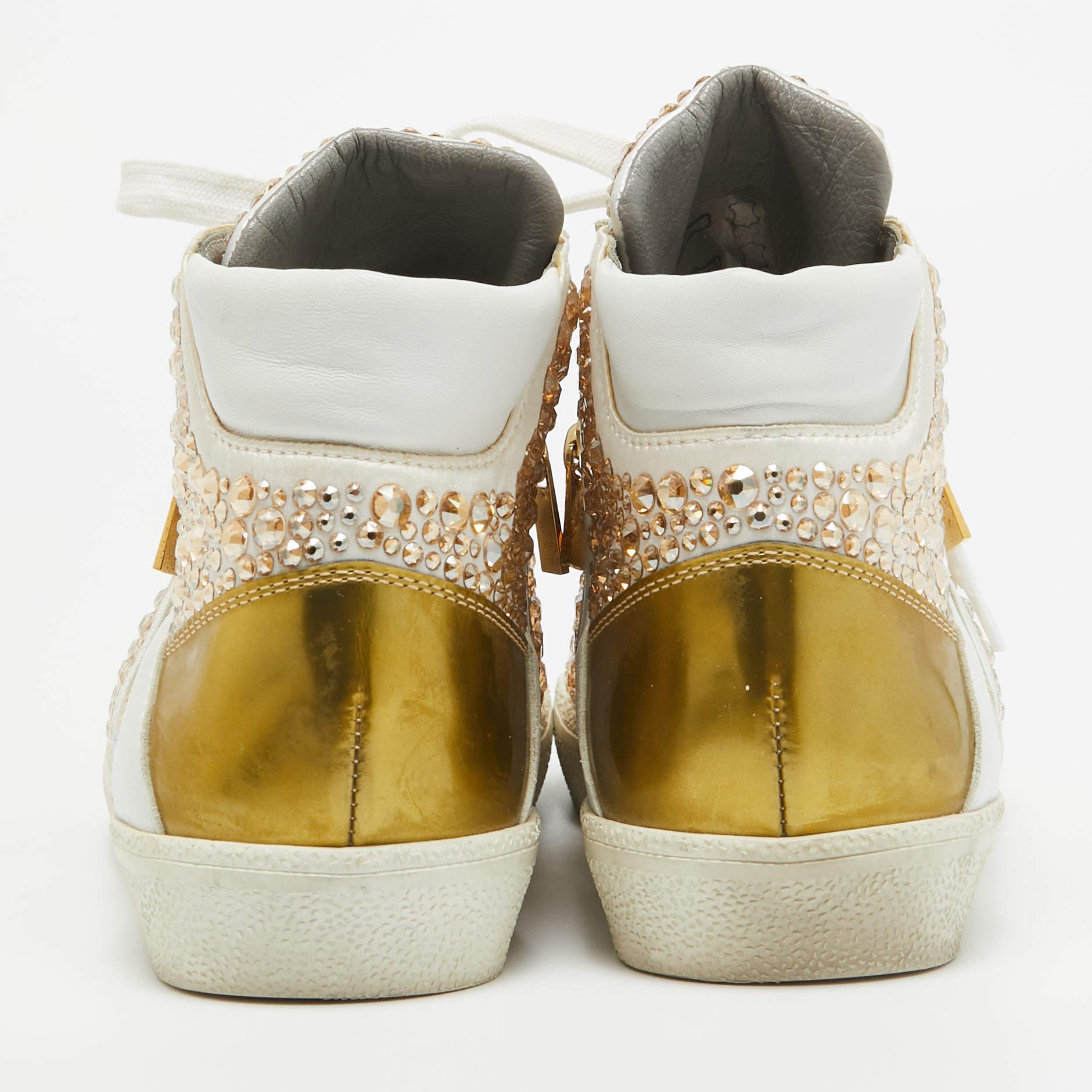 Gina Baskets montantes ornées de bretelles en cuir blanc/or, taille 39 en vente 2