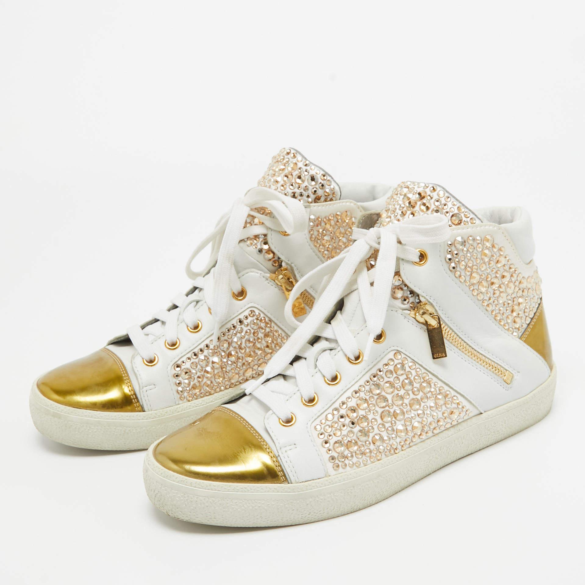 Gina Baskets montantes ornées de bretelles en cuir blanc/or, taille 39 en vente 3
