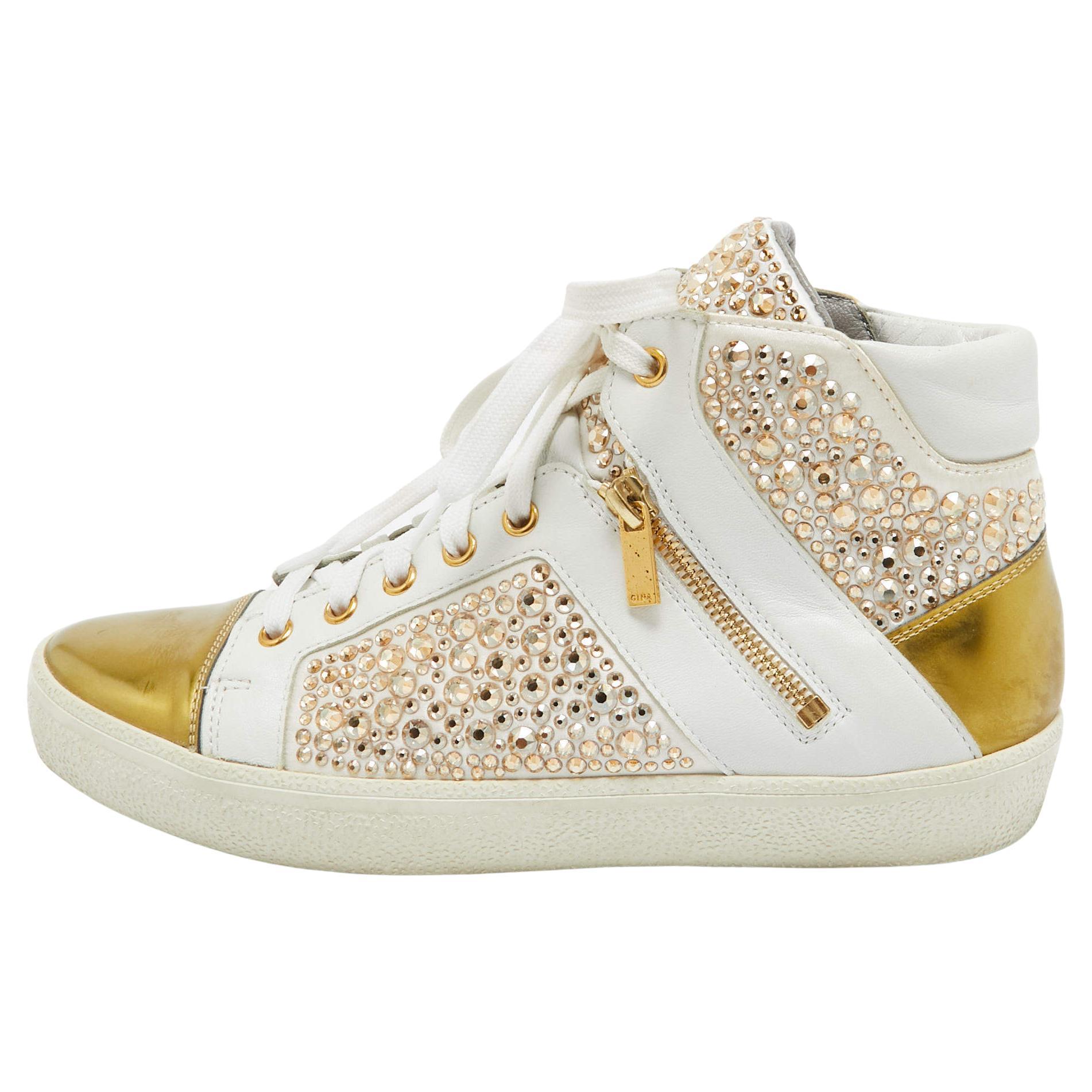 Gina Baskets montantes ornées de bretelles en cuir blanc/or, taille 39 en vente