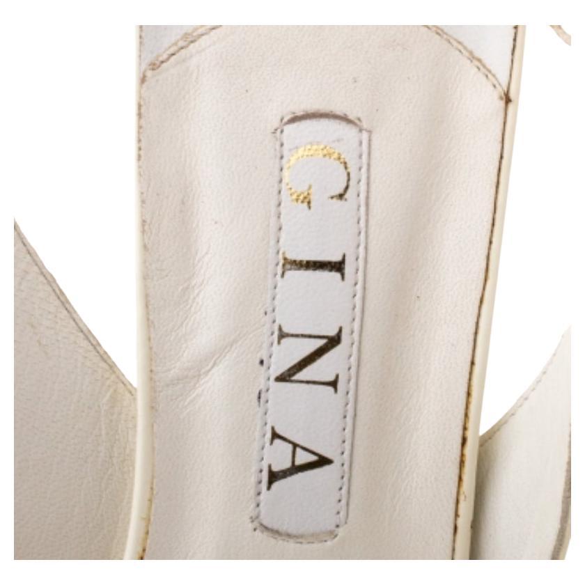 Porta a casa questi splendidi sandali oggi stesso. Realizzate dalla maison Gina, presentano cinturini in pelle impreziositi sul davanti, fibbie e tacco di 10,5 cm. Sono realizzati per offrirti una moda confortevole.