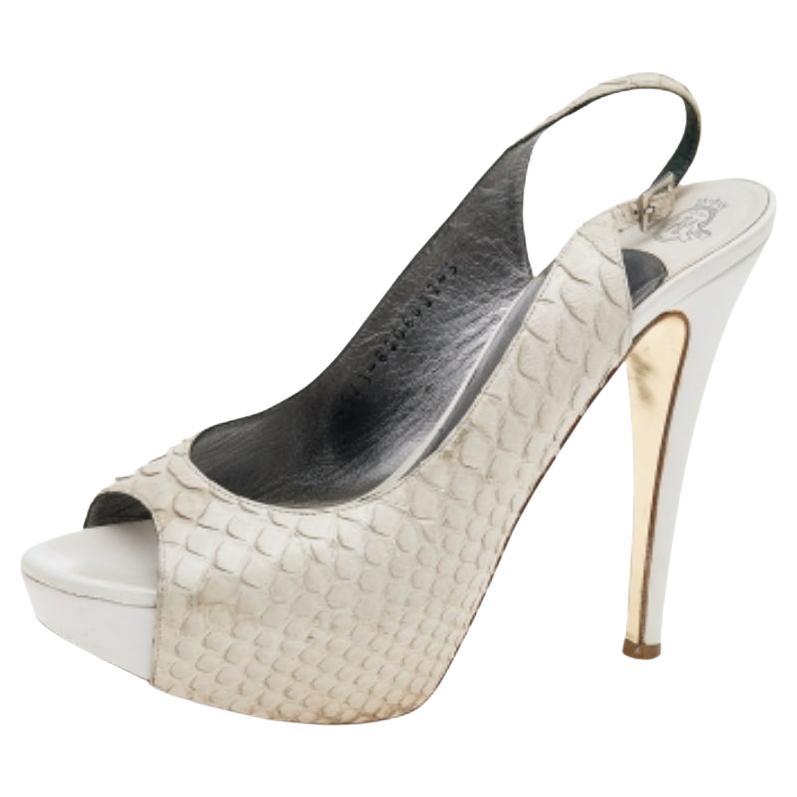 Un flair féminin et un attrait sophistiqué caractérisent ces superbes sandales Gina. Fabriquées à partir de matériaux de qualité, elles ajouteront un charme opulent à votre look et compléteront de nombreux looks que vous voudrez créer.