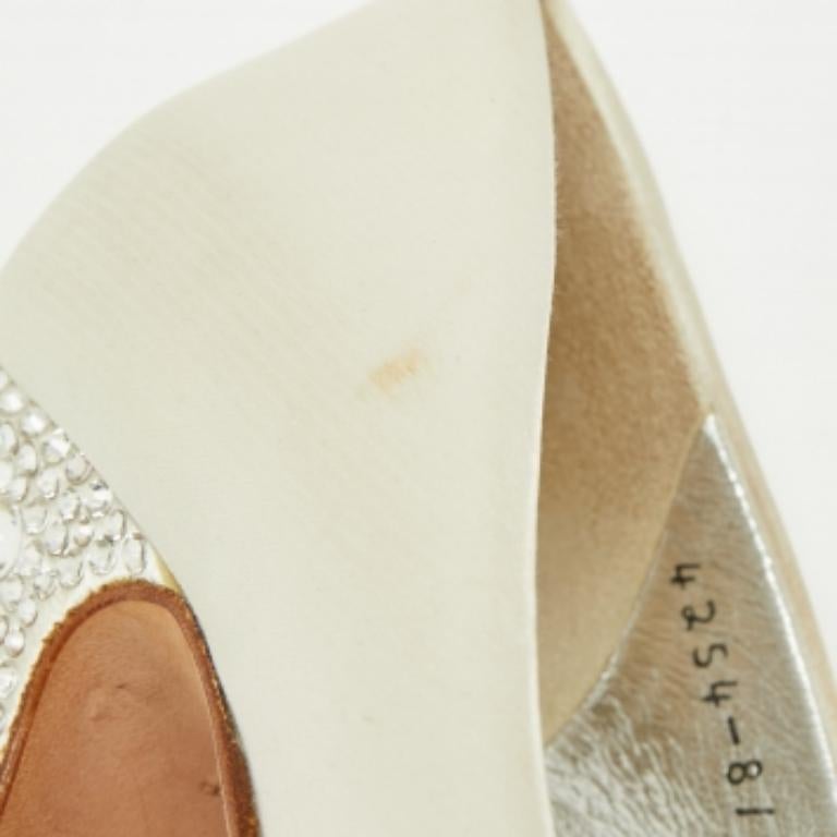 Gina sait comment faire battre les cœurs et ces sandales blanches ne font que cela ! Confectionnées en satin blanc, elles présentent une silhouette peep-toe et sont ornées de cristaux sur les plateformes et sur les talons de 13,5 cm. Elles sont