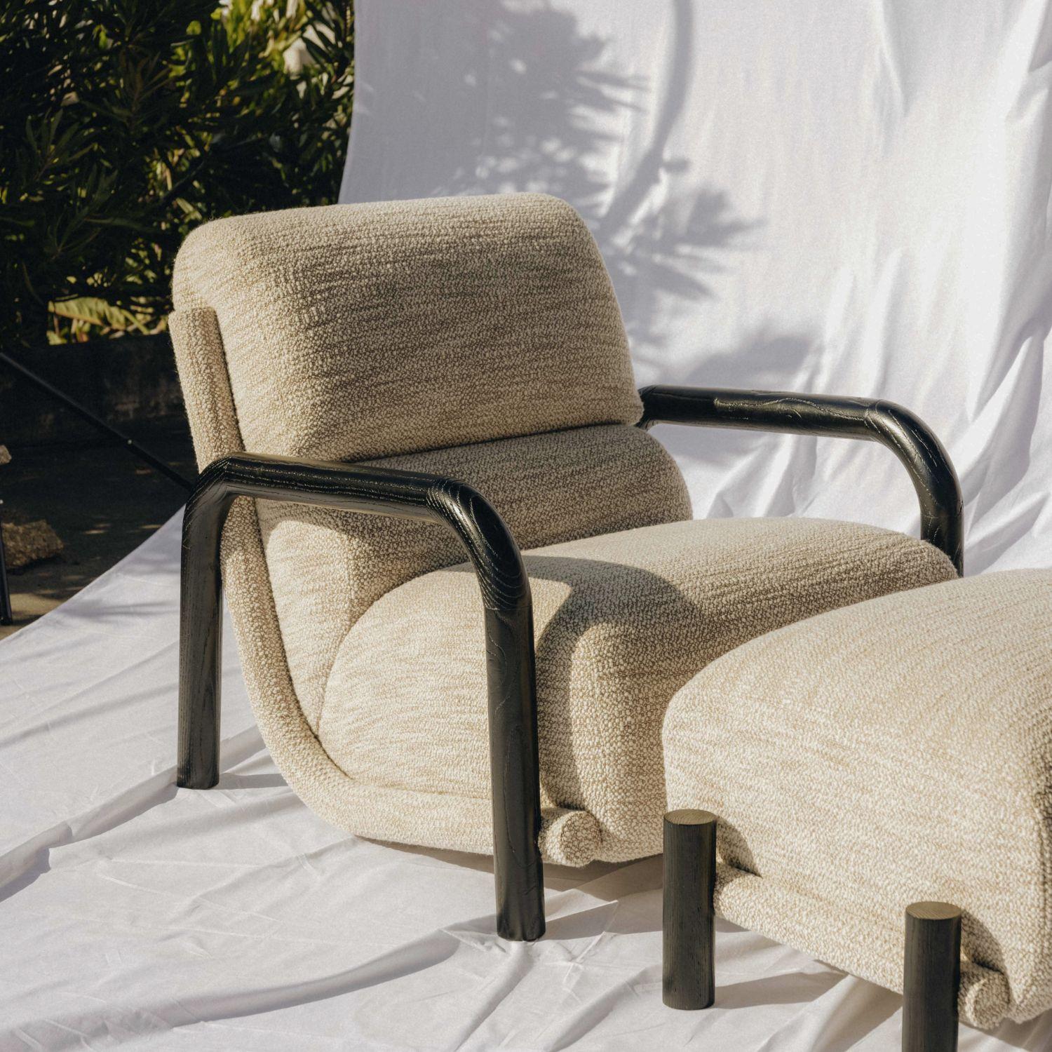 Poltrona Ginga XL in Oak nero, realizzata a mano in Portogallo da Duistt

Ginga è il movimento ondeggiante dell'arte marziale brasiliana, la Capoeira. È caratterizzata da un movimento fluido da un lato all'altro, e questo è ciò che trasmette la