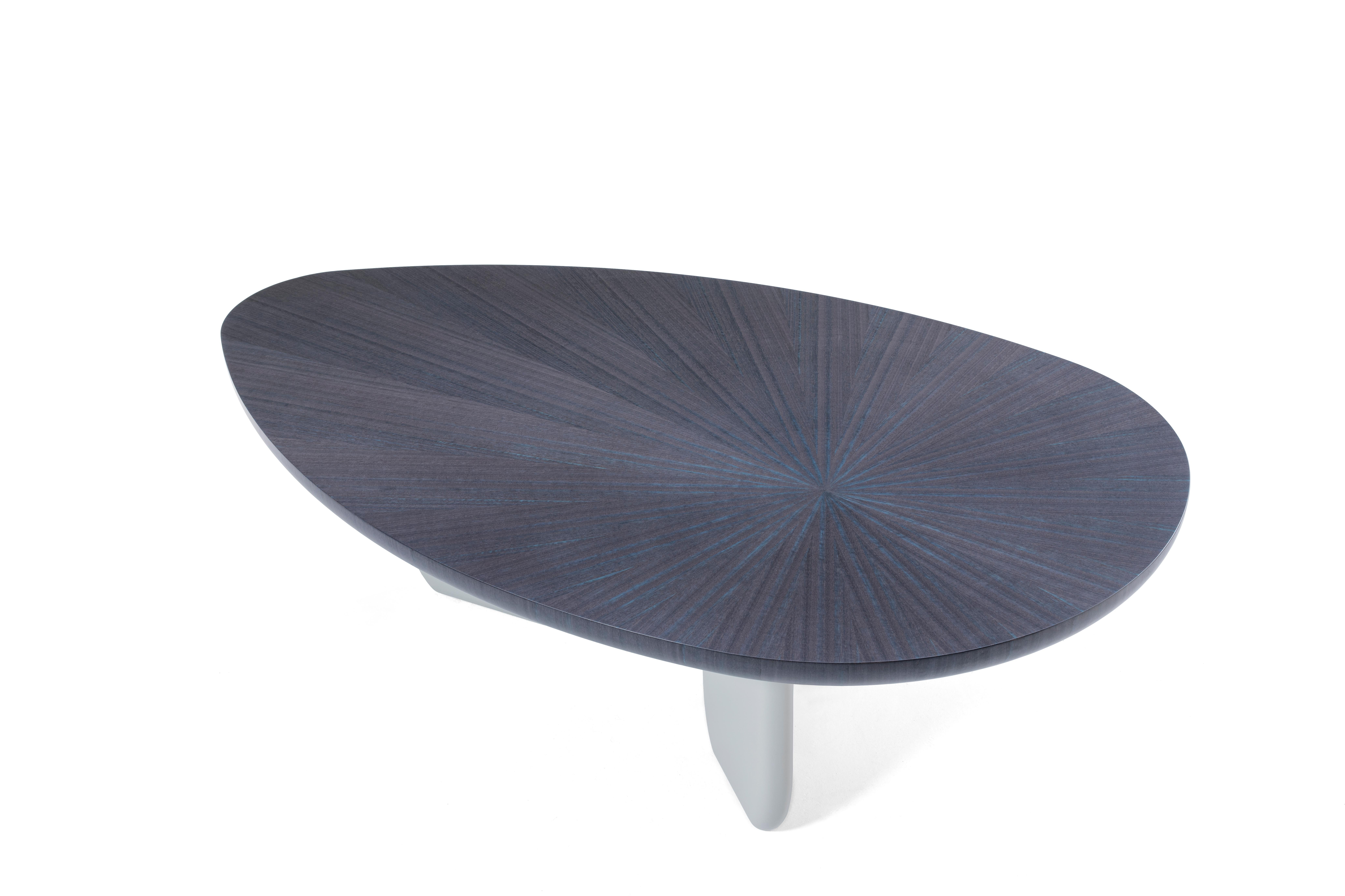 La table basse originale GINGA, en bois ou en laque, est dotée d'un plateau en forme d'ellipse d'une longueur intrigante et d'un piètement à trois pieds.
Disponible sur commande dans une variété de bois et de couleurs de laque de la collection Casa