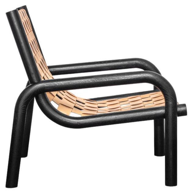 Poltrona Ginga in pelle di Oak nero, realizzata a mano in Portogallo da Duistt

Ginga è il movimento ondeggiante dell'arte marziale brasiliana, la Capoeira. È caratterizzata da un movimento fluido da un lato all'altro, ed è questo che trasmette la