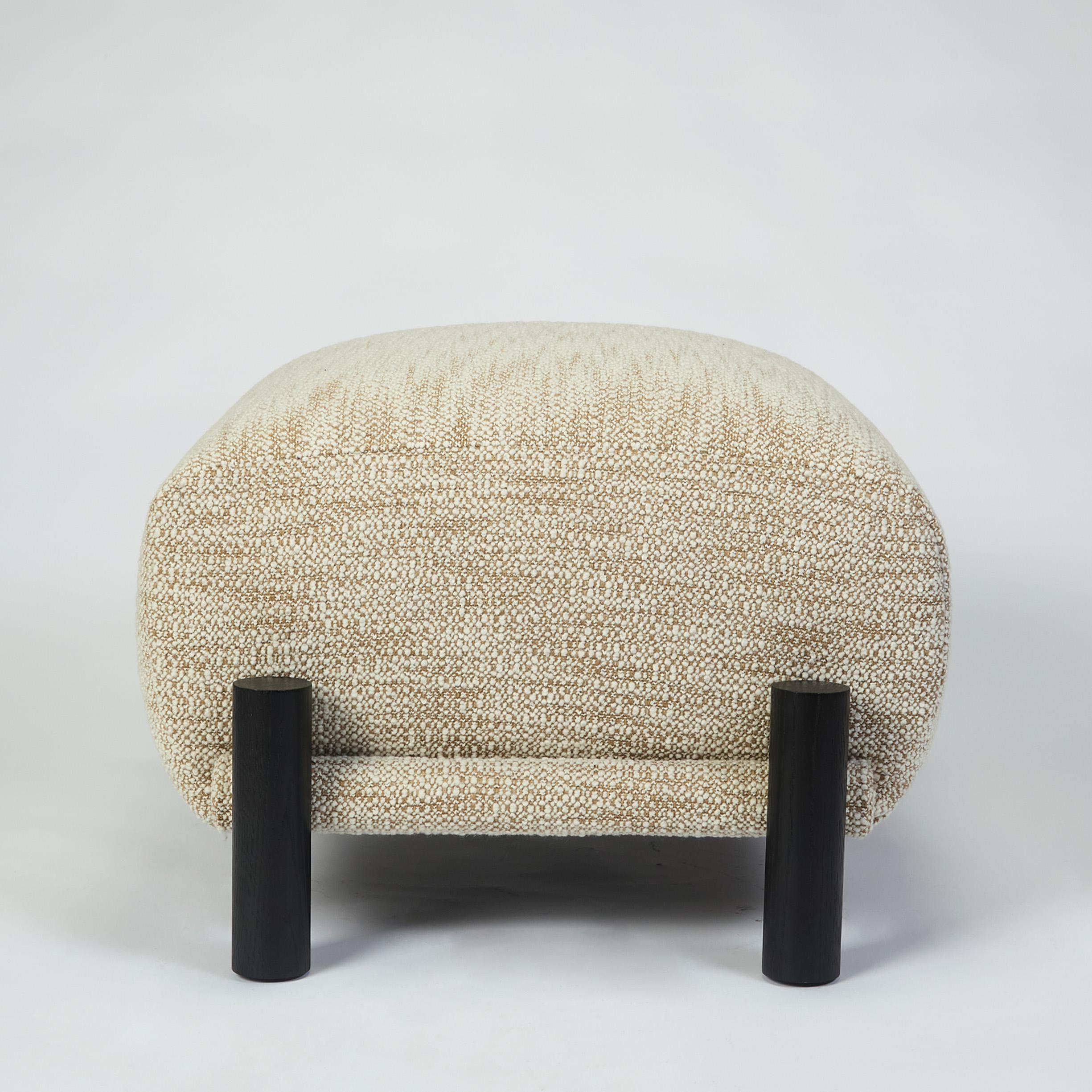 Sgabello Ginga XL in Oak nero, realizzato a mano in Portogallo da Duistt

Ginga è il movimento ondeggiante dell'arte marziale brasiliana, la Capoeira. È caratterizzato da un movimento fluido da un lato all'altro, e questo è ciò che trasmette lo