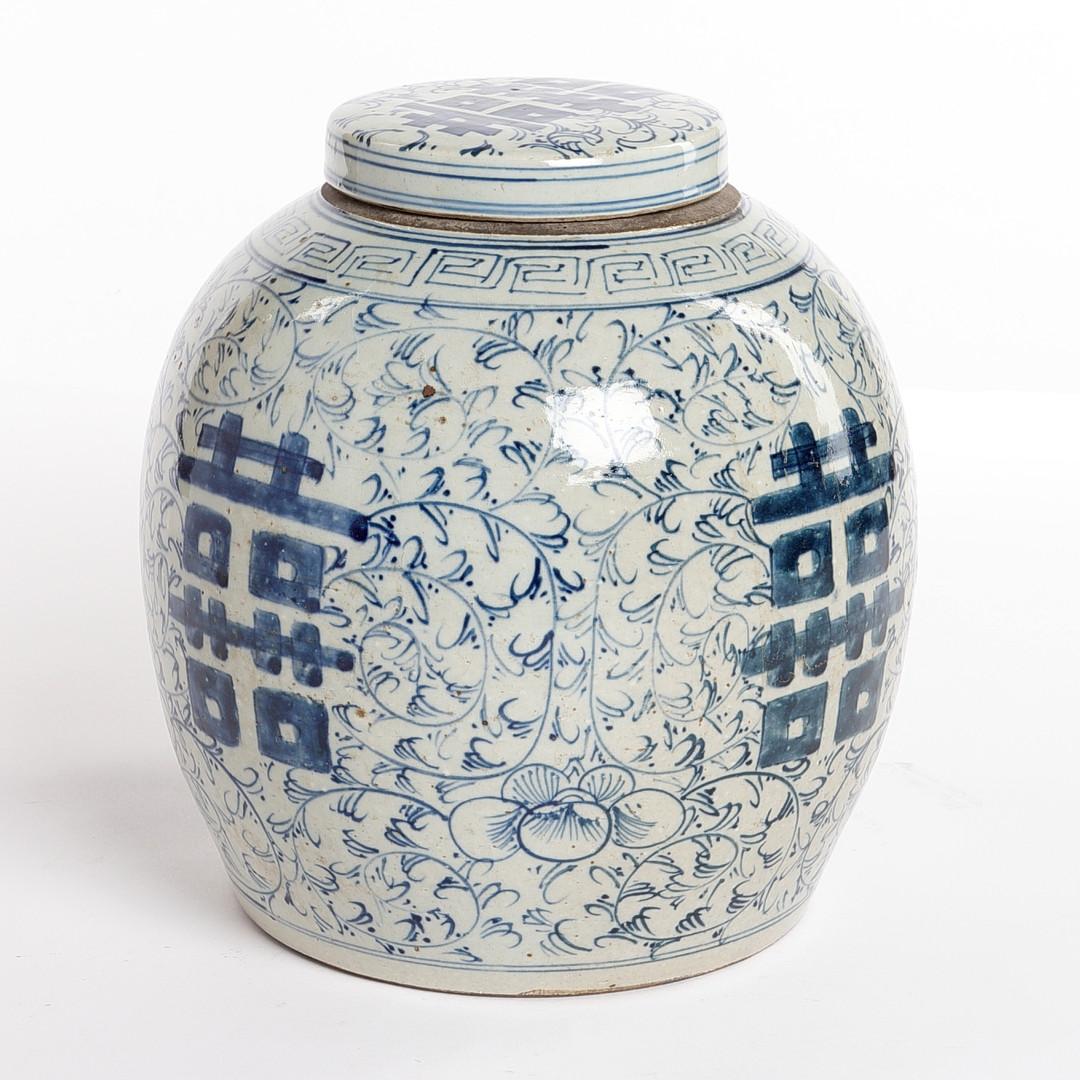 Decor of double lucky signs and lotus ribbons in underglaze blue, height including lid approx. 24 cm.
 