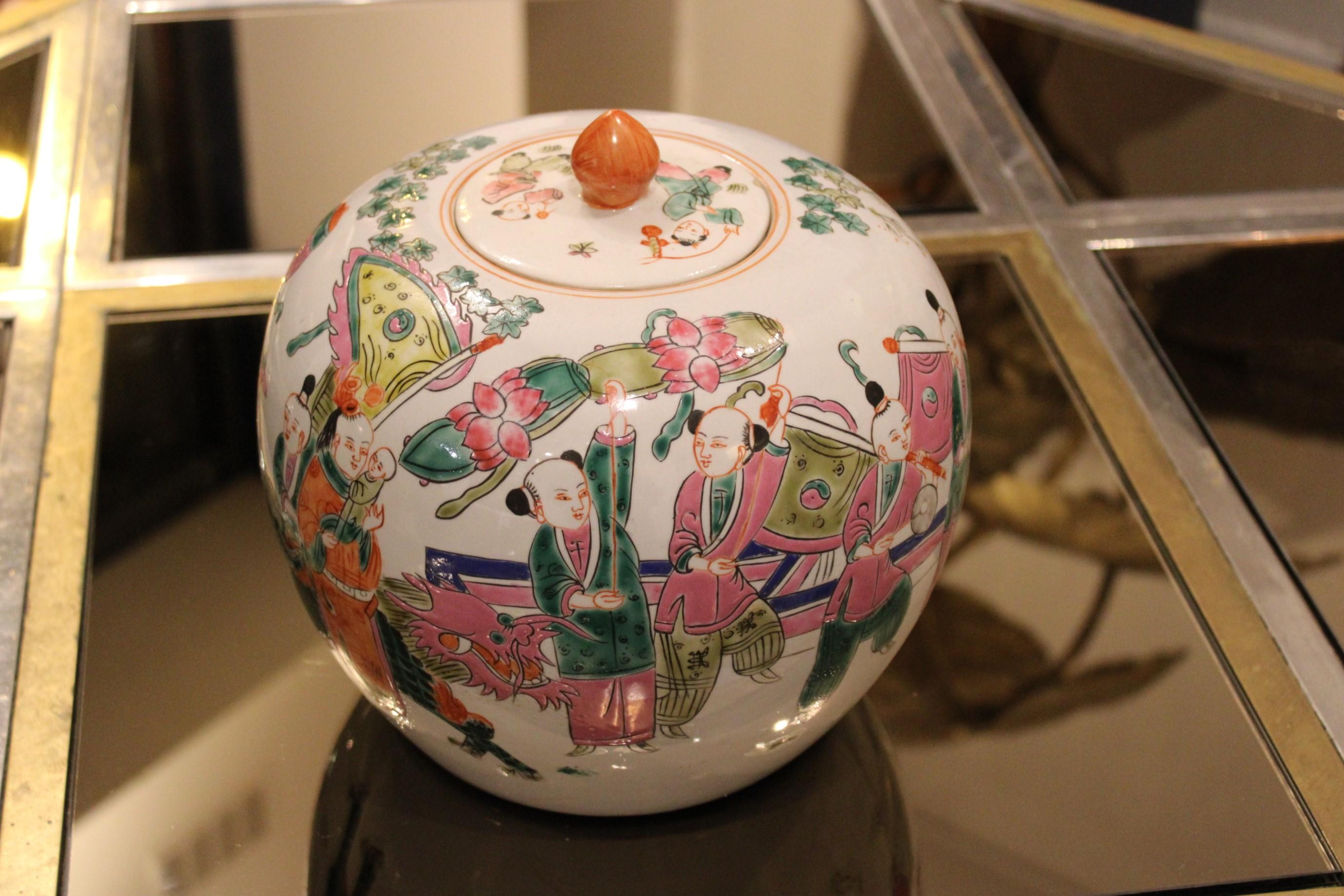 Ginger jar in porcelain, with a lid.
Characters decor
China, 20th century.