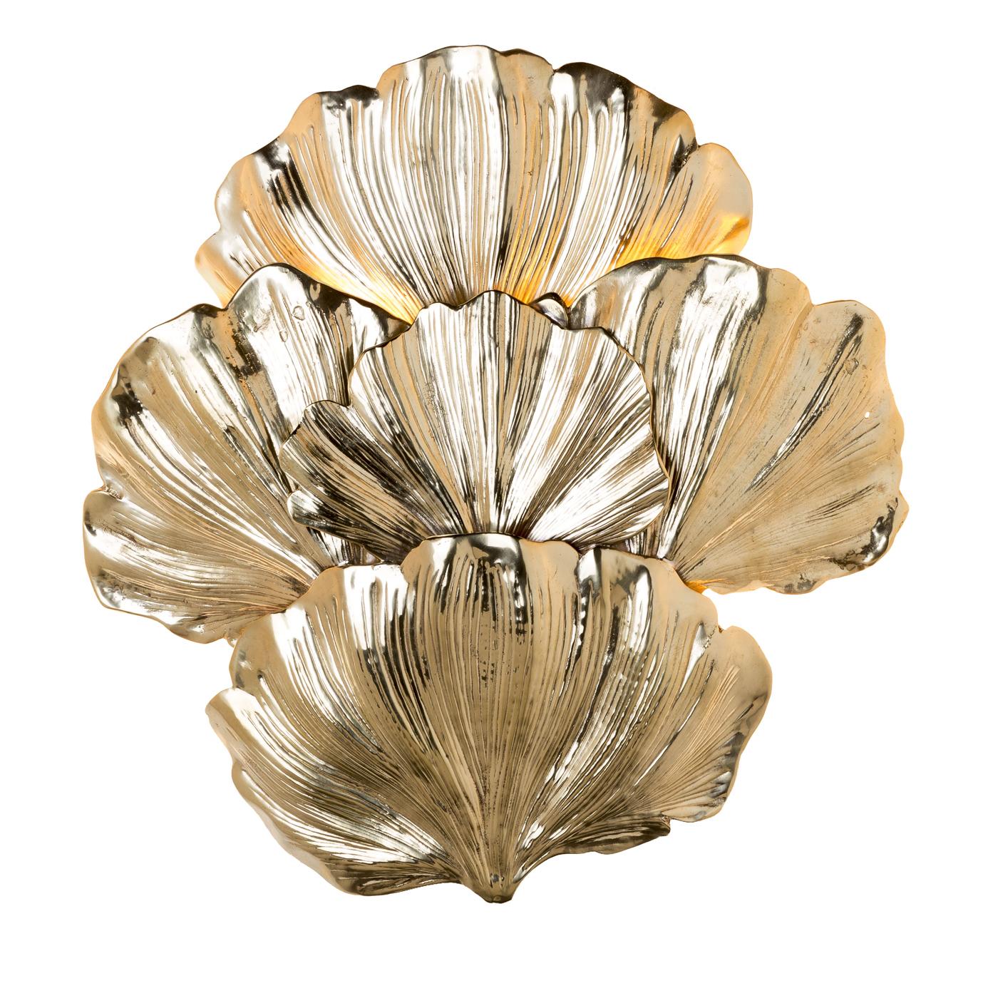 This small sconce is made entirely in brass and artfully renders the shape and texture of five gingko biloba leaves. Part of the series that celebrates this natural element, this piece can be paired with other objects from the same collection, or