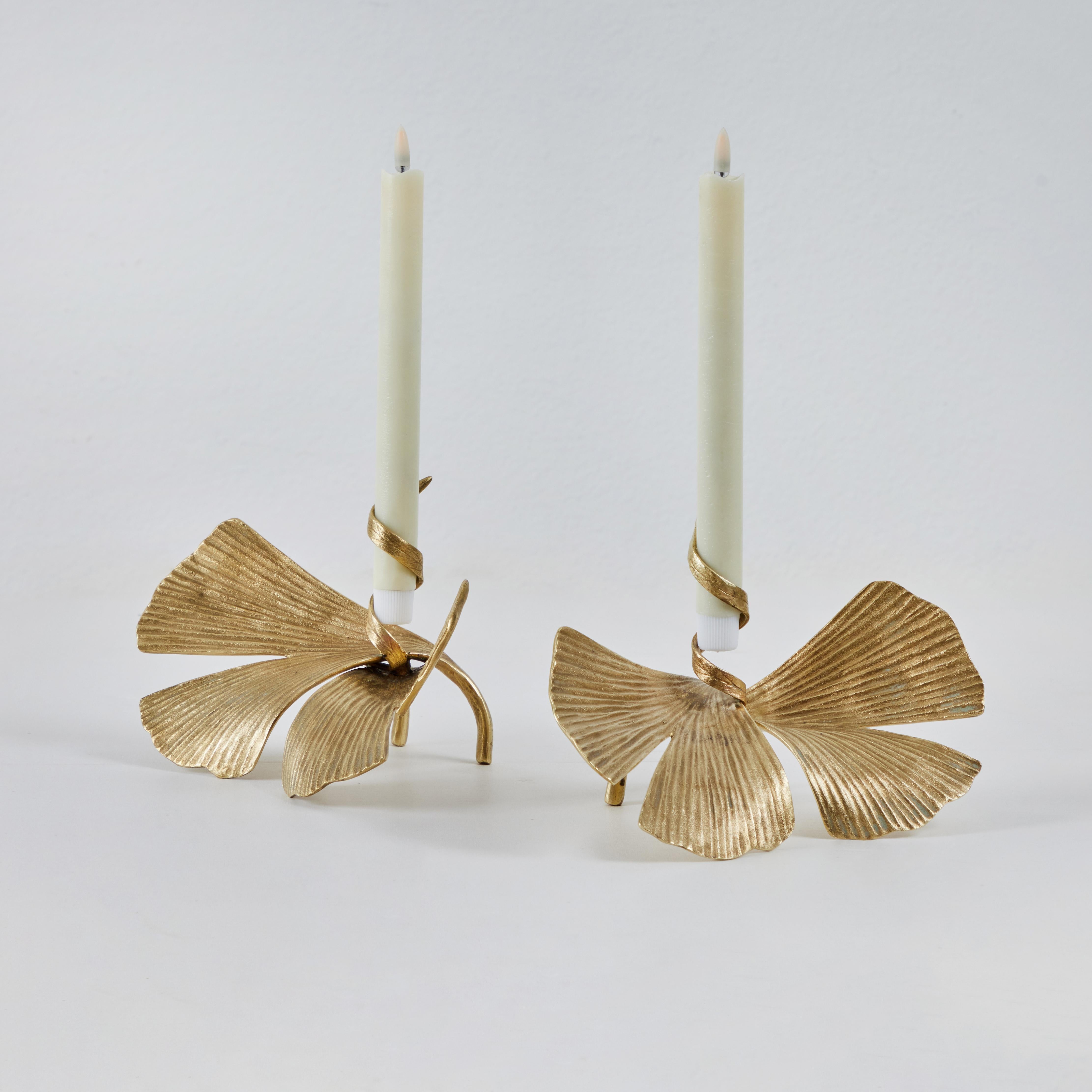 Diese bronzenen Gingko-Blatt-Kerzenhalter sind von den naturalistischen Designs des Jugendstils inspiriert und stammen von Marc Bankowsky. Ursprünglich erdacht  für das Restaurant von  Der berühmte französische Gastronom Pierre Gognaire hat sie so