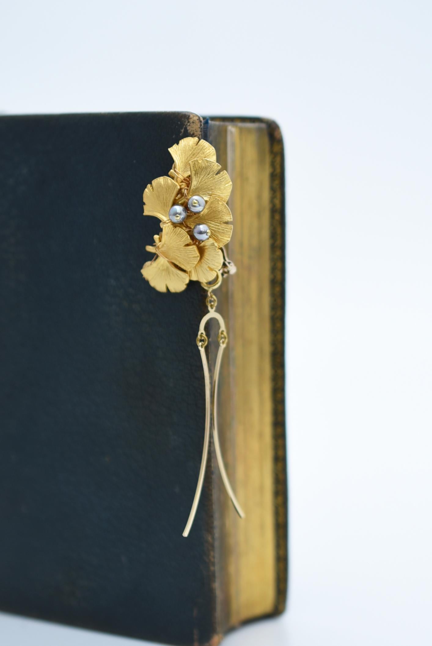material:Brass, Vintage 1970s Japanese glass pearls, glass beads
size:length 7.5cm

An ear clip with several small ginkgo trees overlapping each other, like an autumn leafed ginkgo tree itself. The leaflets are designed to come down on either the