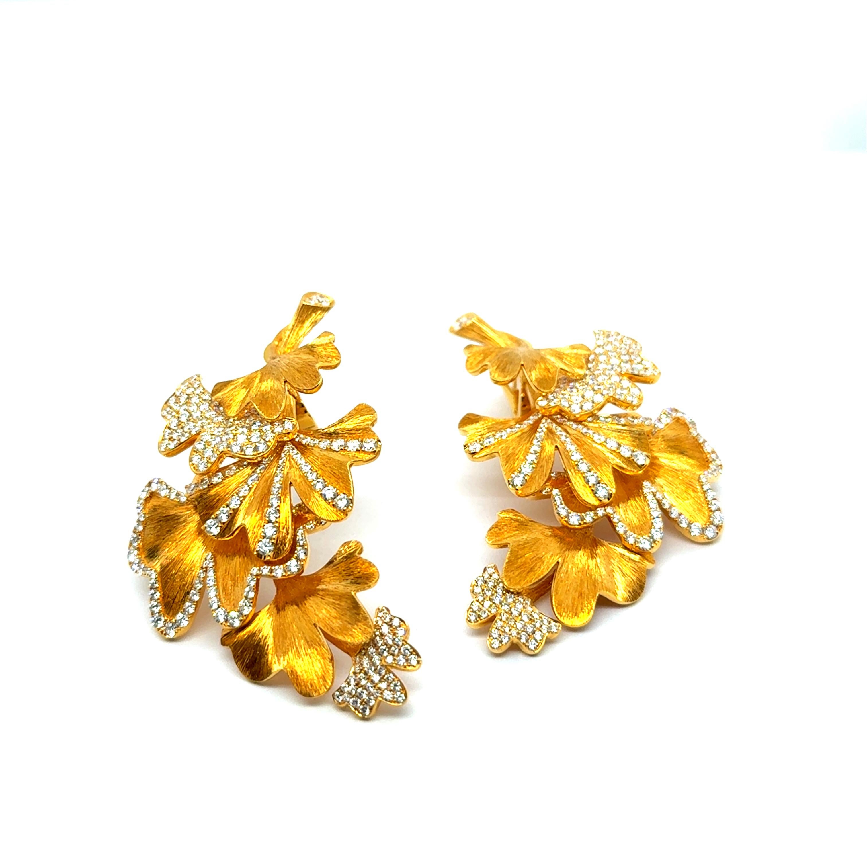 From the renowned brand Serendipity, these enchanting earrings are part of a collection inspired by the Ginkgo tree and its poetic language of flowers, symbolizing persistence and calm. The distinctive fan-shaped leaves elegantly capture the beauty