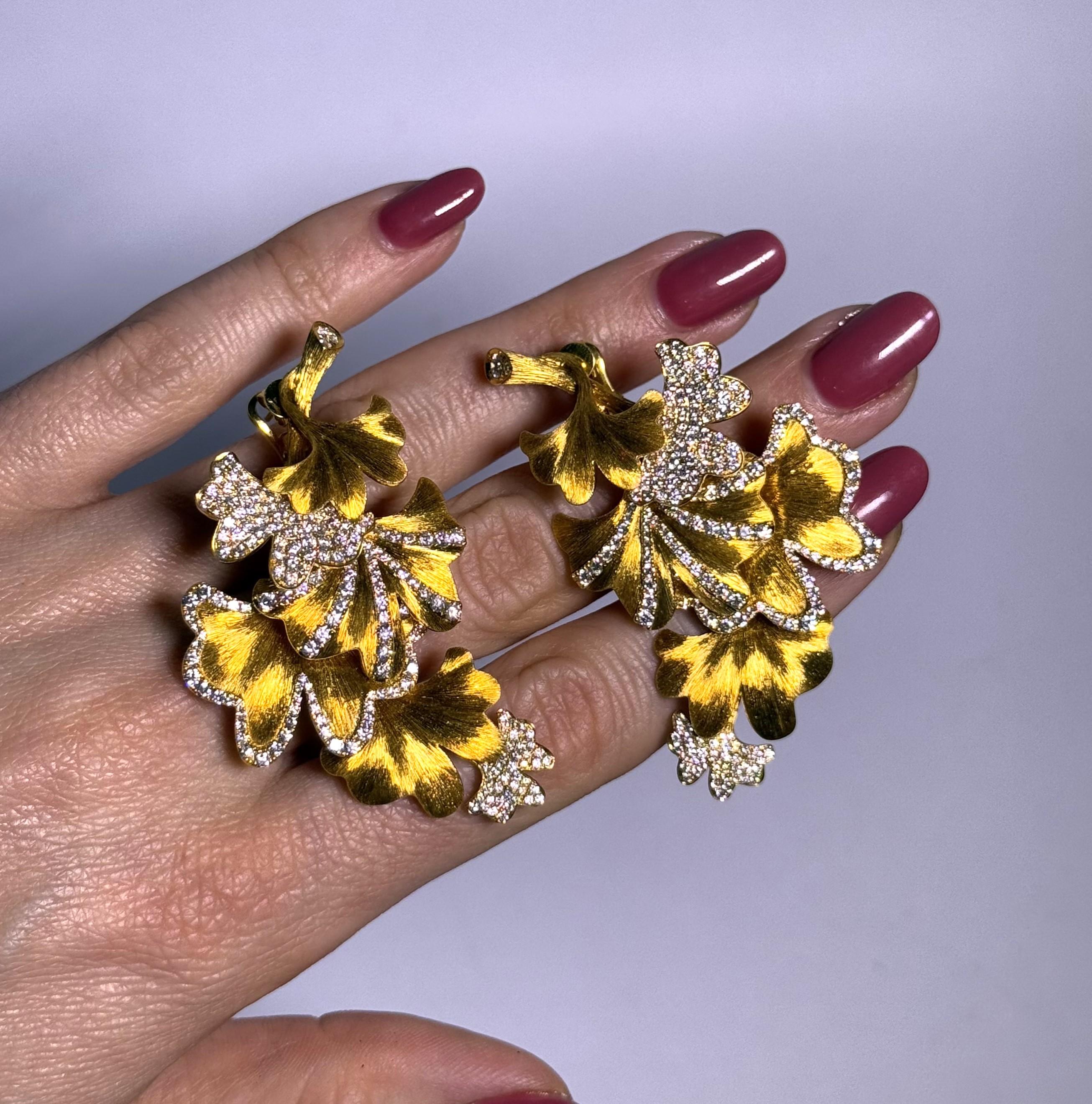 Ginkgo Earrings with Diamonds in 18 Karat Yellow Gold by Serendipity In Excellent Condition For Sale In Lucerne, CH