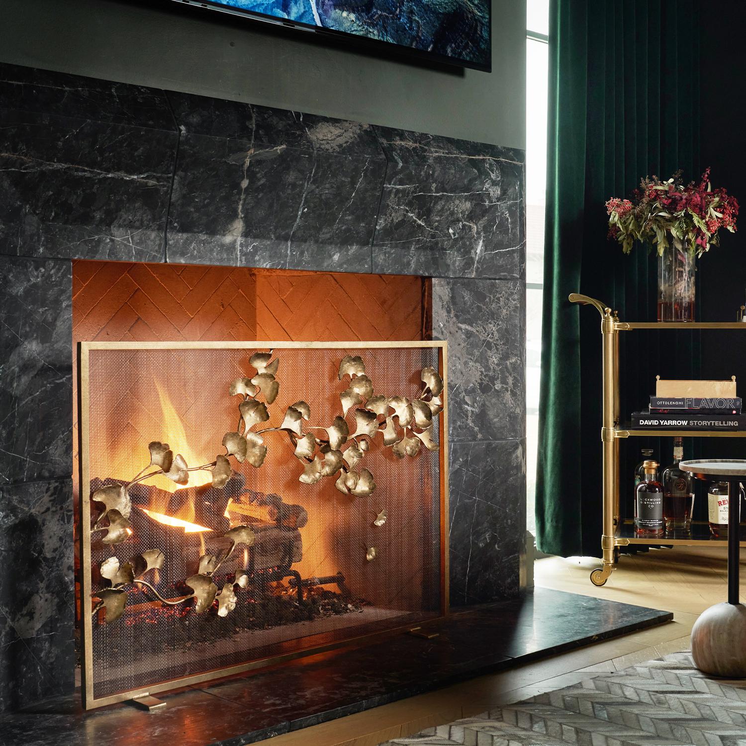L'écran de cheminée Ginkgo combine le mouvement, l'élégance et l'allure pour en faire la pièce parfaite pour terminer le décor de votre cheminée. Chaque feuille est formée avec du fer individuel, plié à la main. Chaque écran de cheminée que nous