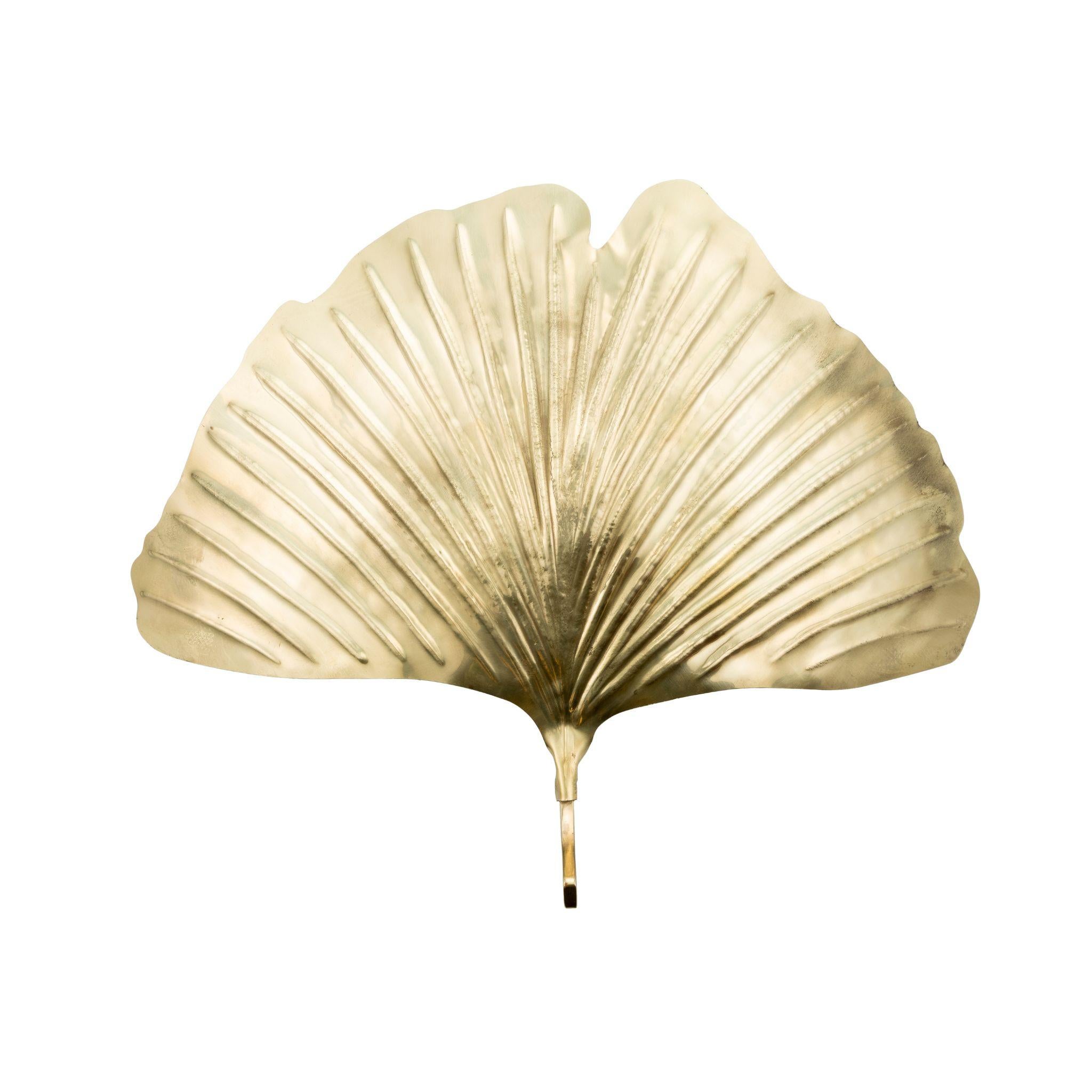 Introduisez une touche d'élégance avec l'applique murale en laiton Hortus Gingko Leaf. Fabriquée avec une attention méticuleuse aux détails, cette exquise applique murale met en valeur la beauté intemporelle de la feuille de gingko. Fabriqué à