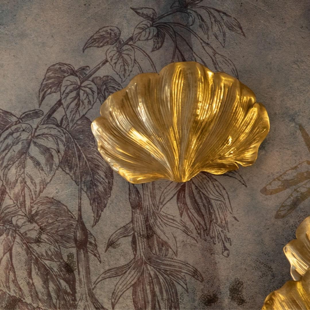 This decorative wall light is made in Florence-Italy from the skilled artisan of one of the most antique workhop in town: Bronzetto. The single Ginkgo leaf is in casted brass a process to work this metal to reproduce as realistically as possible the