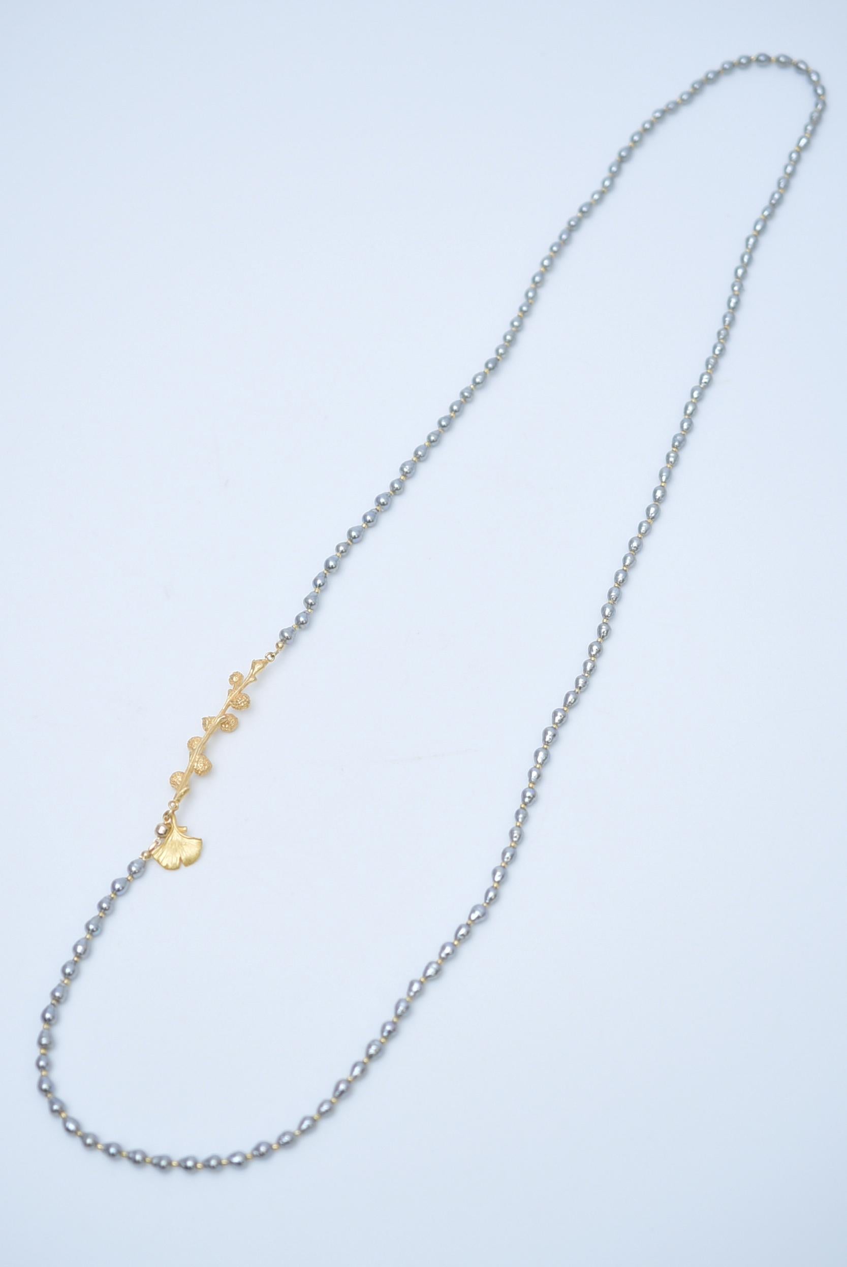 Matière : Laiton, perles de verre japonaises vintage des années 1970, perles de verre, aimant.
taille:environ 86cm

Sautoir avec des perles japonaises vintage des années 1970 dans des tons gris calmes.
L'or dans la saveur douce ajoute une touche de