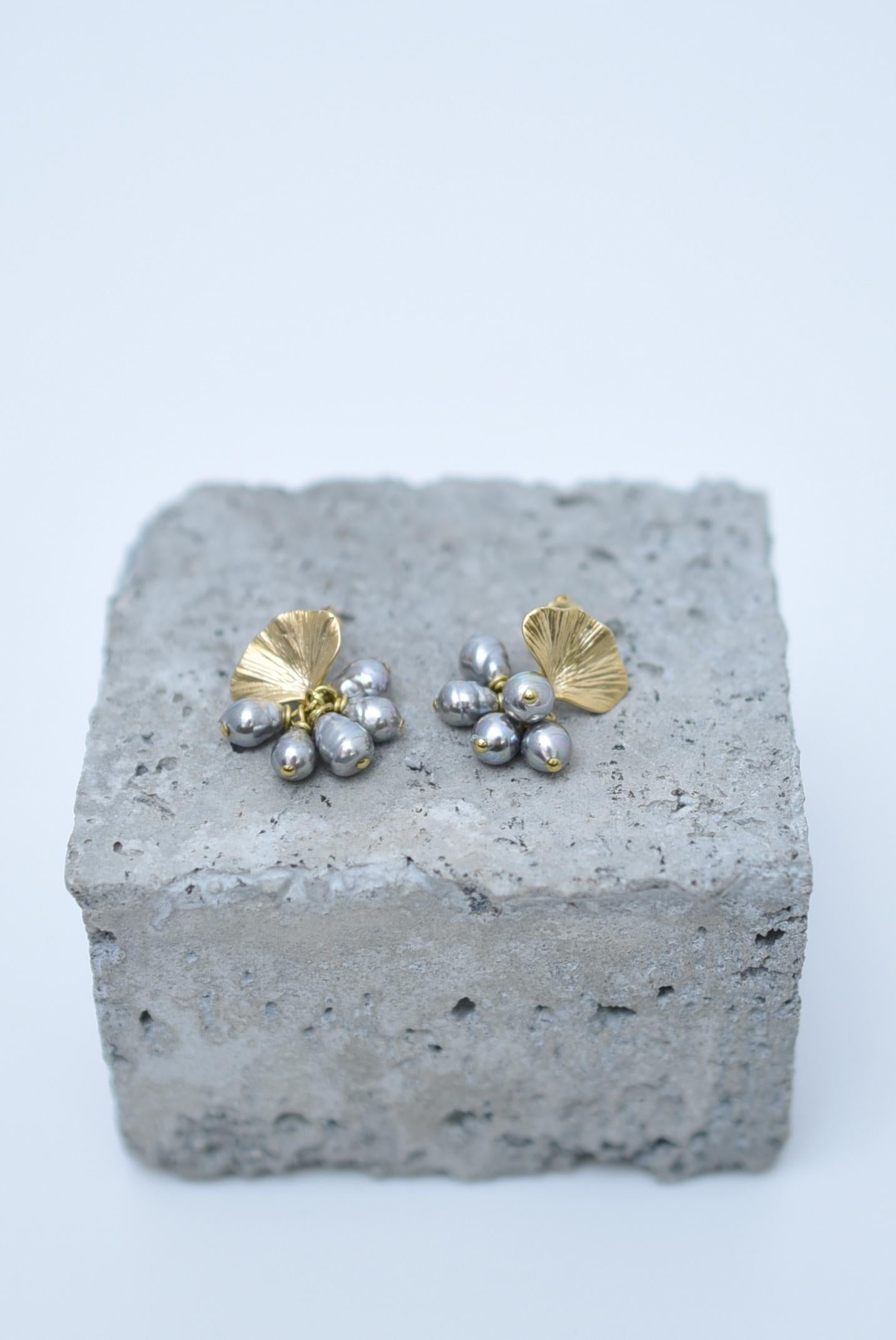 material:Brass, Vintage 1970s Japanese glass pearls, glass beads
size:length 1.7cm

Earring with vintage Japanese 1970s pearls in calm grey tones.
The gold in the gentle taste adds a touch of brightness.
