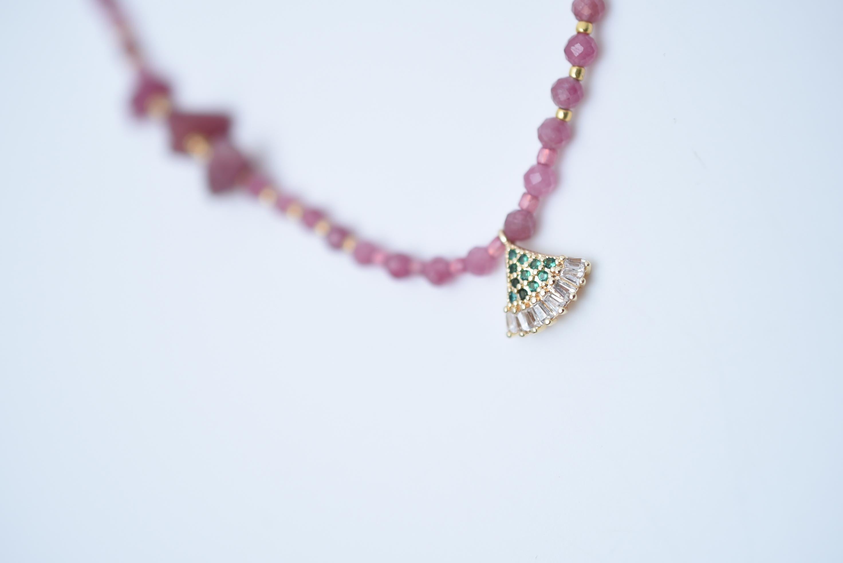 material:Brass, pink tourmaline, glass beads, magnet
size:around 42cm


Necklace with plenty of pink tourmaline.
The pink colour is surprisingly easy to blend with the skin and can be enjoyed as an accent even by those who don't normally wear much
