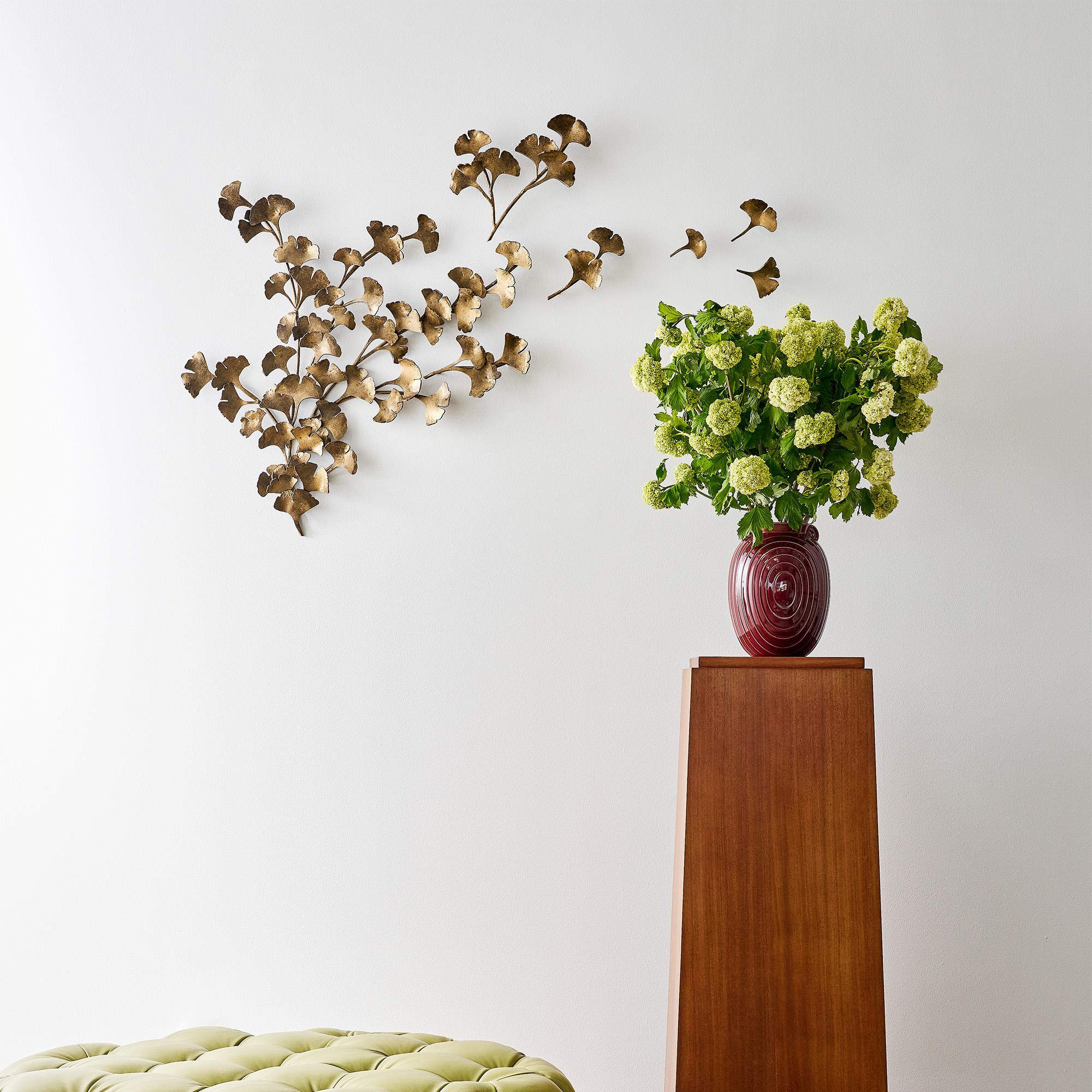Le ginkgo laisse une ligne sur des branches complexes, fabriquées à la main, et semble flotter dans l'air dans notre dernière introduction de décoration murale. Les compositions flottantes de la sculpture murale Ginkgo sont parfaites pour les