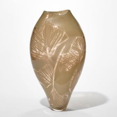 Ginko, eine kakaohaltige & klare skulpturale Vase aus mundgeblasenem Glas von Michèle Oberdieck