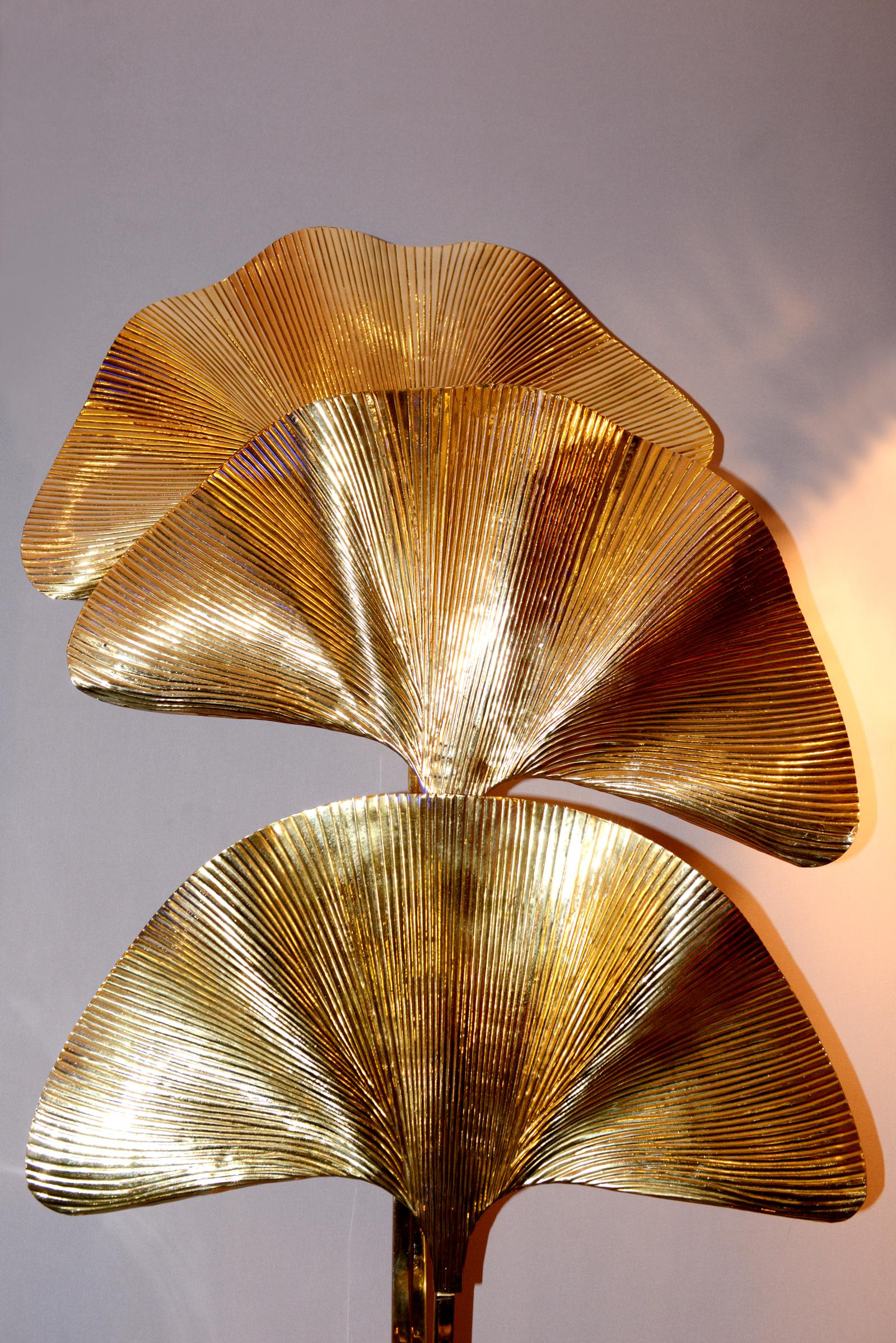 Floor lamp Ginko Biloba with all structure
in polished brass and with 3 polished brass
leaves. With 3 bulbs, lamp holder type E27,
max 40 watt, bulbs not included.