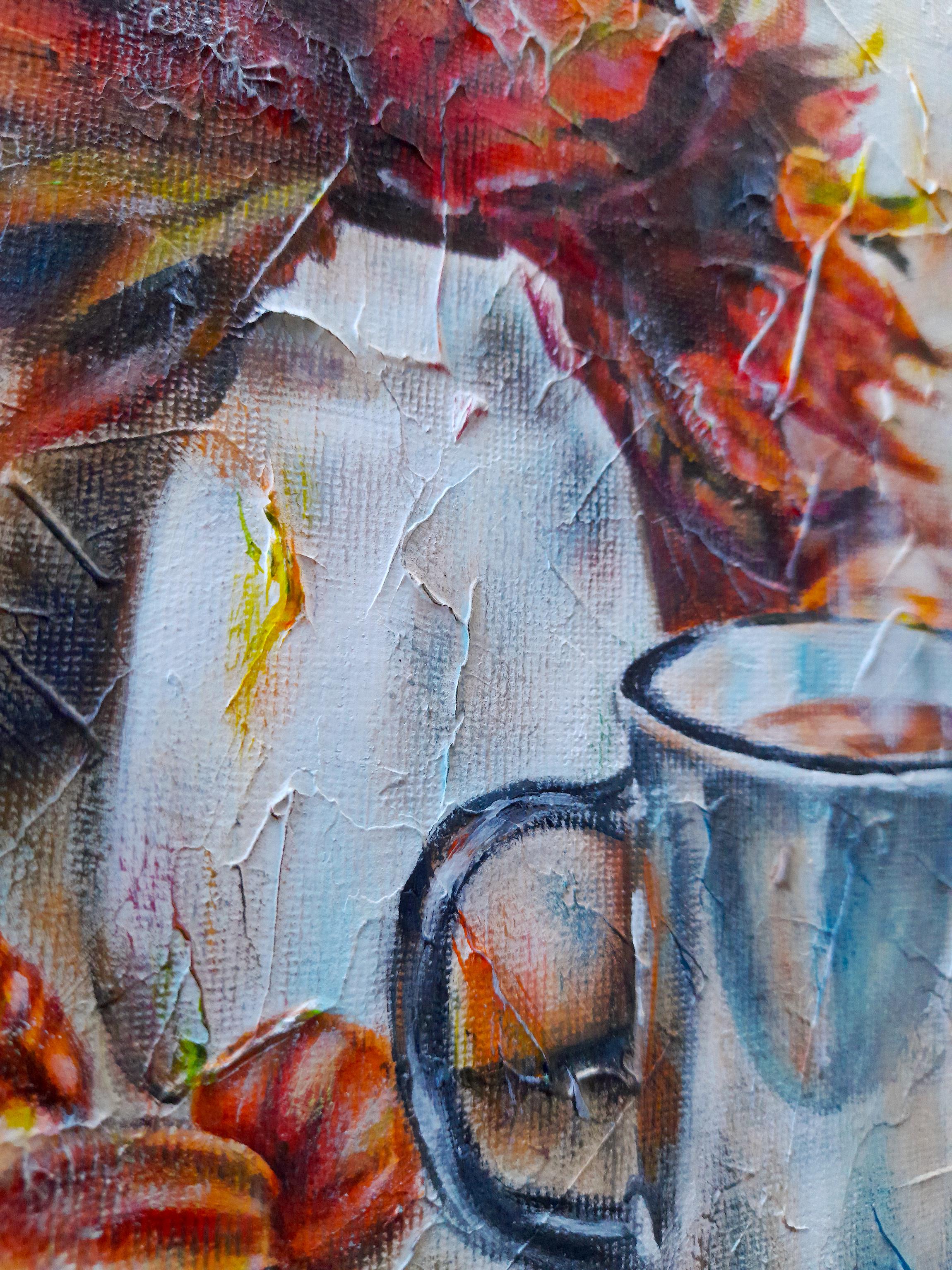 In diesem Stillleben lädt der Herbst wie ein alter Freund ein und spendet Wärme und Trost. Eine schlichte weiße Tasse mit heißem Kaffee steht neben einer Vase mit leuchtend roten Blättern, und das orangefarbene Leuchten der dekorativen Physalis