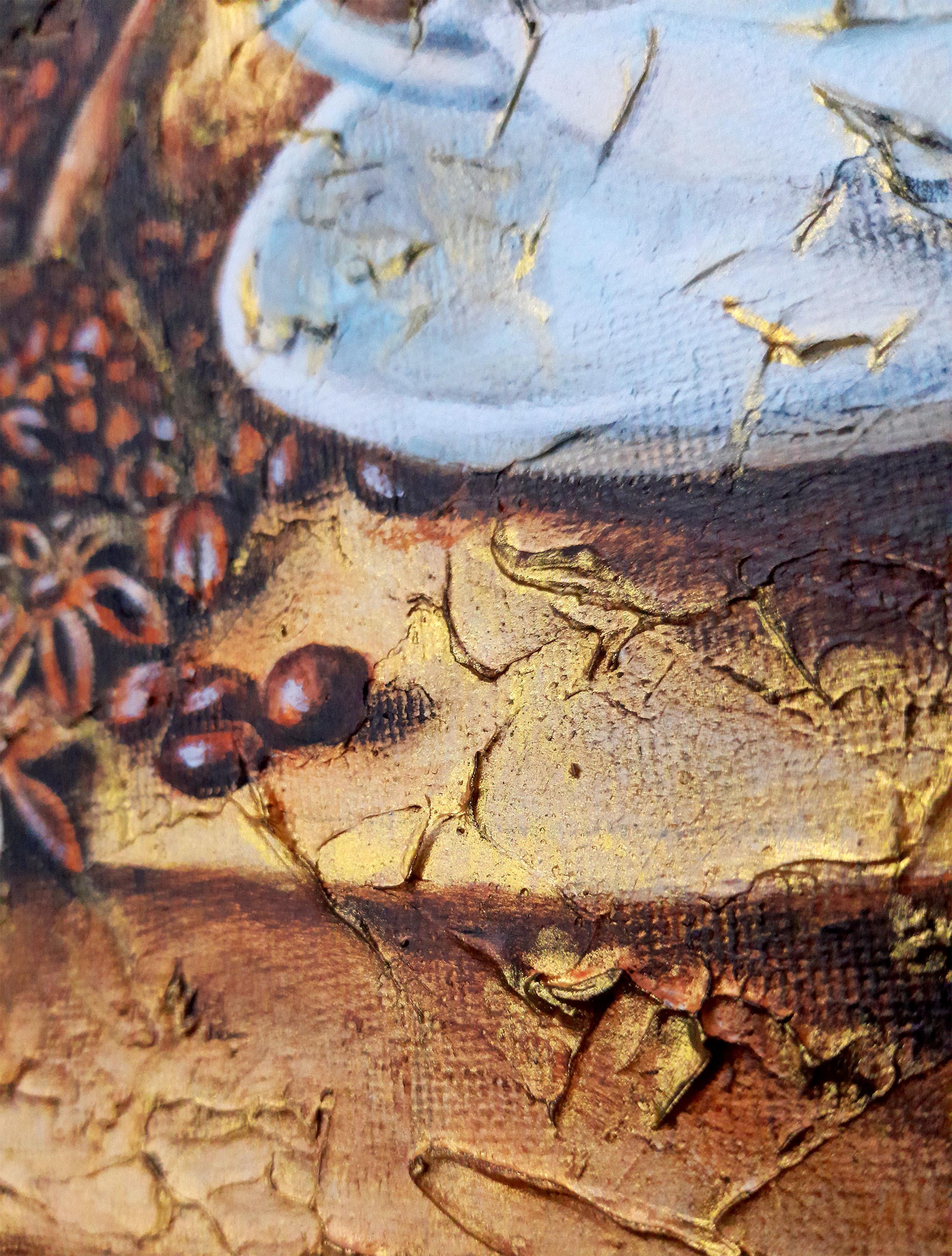 Das Gemälde zeigt zwei elegante, transparente Gläser, die mit reichhaltigem, weinfarbenem Glühwein gefüllt sind. Die kühlen Töne des Getränks stehen in schönem Kontrast zu einem goldenen und beigen Hintergrund und vermitteln ein Gefühl von