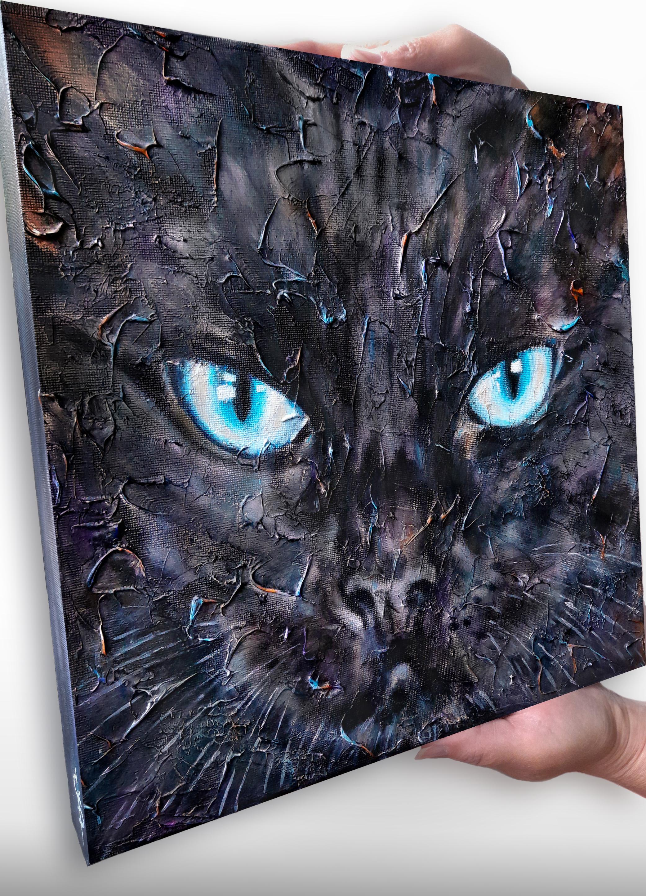 Este cuadro representa a un gato negro con unos llamativos ojos azul zafiro que captan al instante la atención del espectador. La mirada del gato, rebosante de una tranquila sabiduría, parece explorar dimensiones ocultas, suscitando una profunda