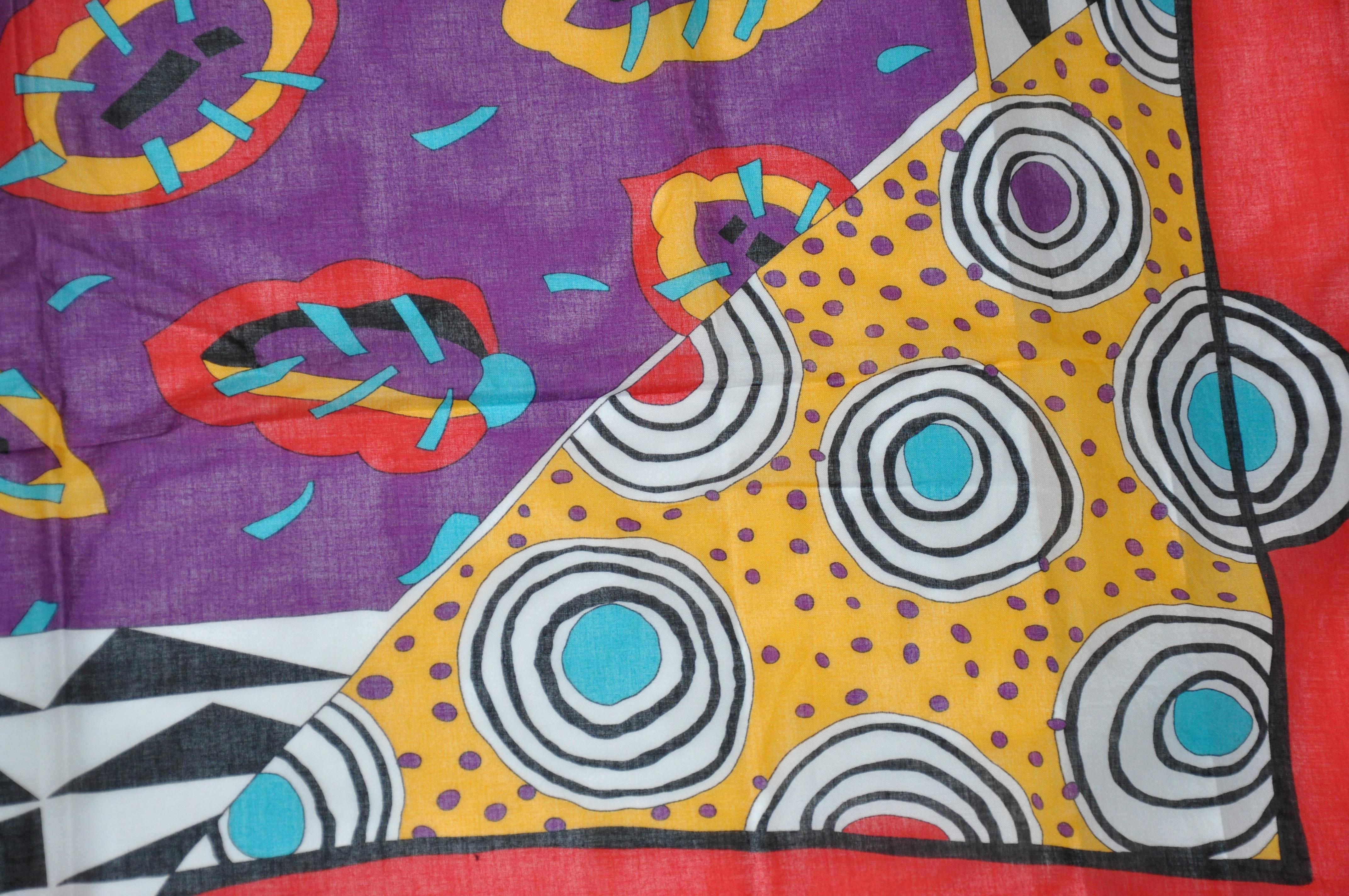      L'écharpe en coton de Ginnie Johansen, merveilleusement colorée et fantaisiste, mesure 32 pouces sur 33 pouces. Bords roulés, et fabriqué au Japon.