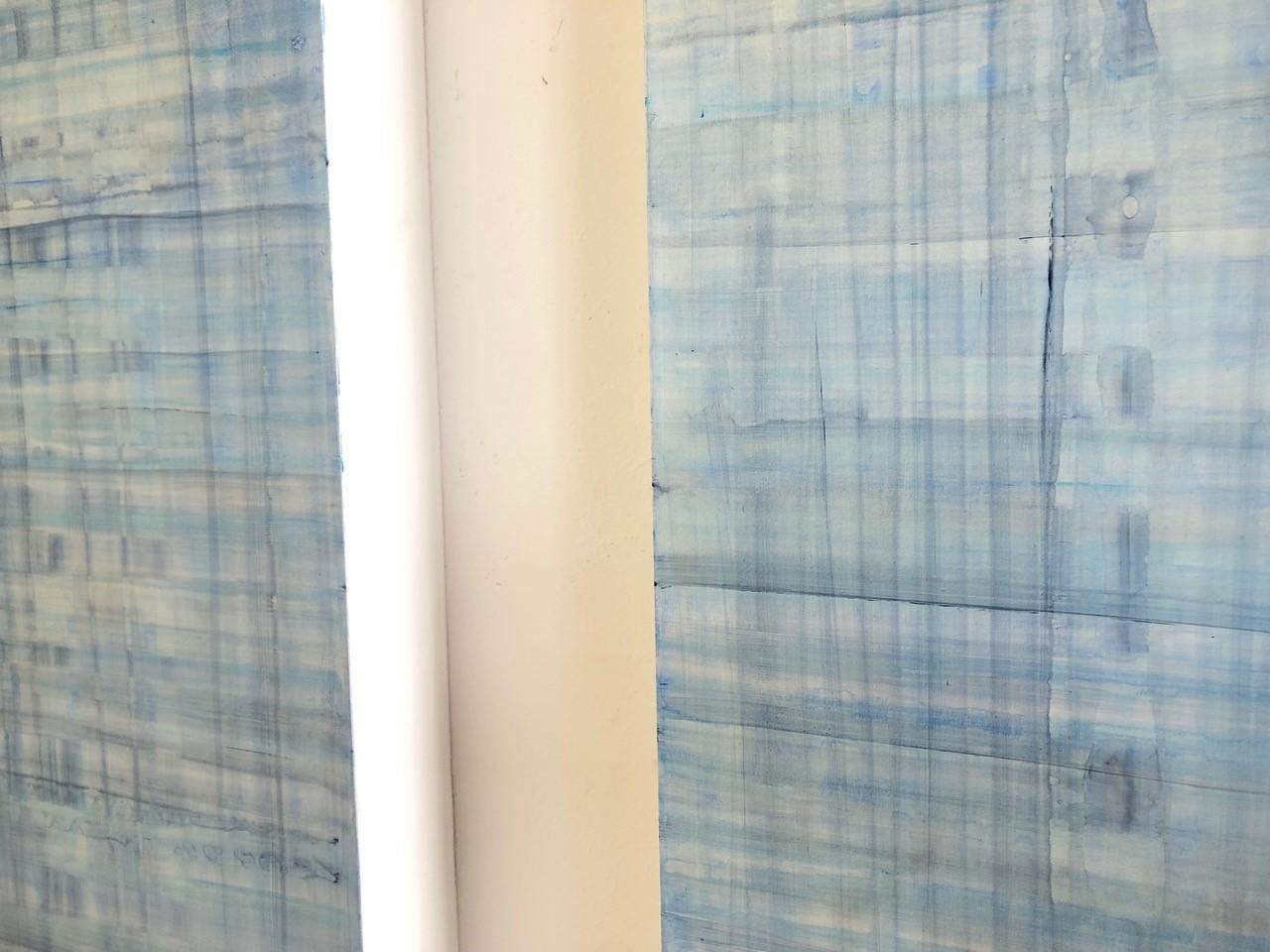 Pittura astratta minimalista in campo cromatico in blu e grigio (C22-1) - Abstract Sculpture Grigio di Ginny Fox
