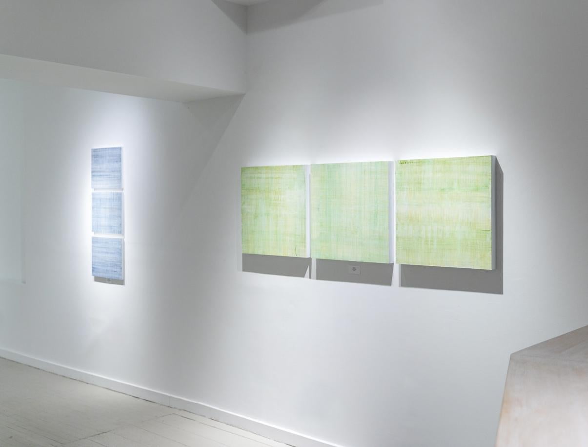 Pittura astratta minimalista in campo cromatico in blu e grigio (C22-1) in vendita 1