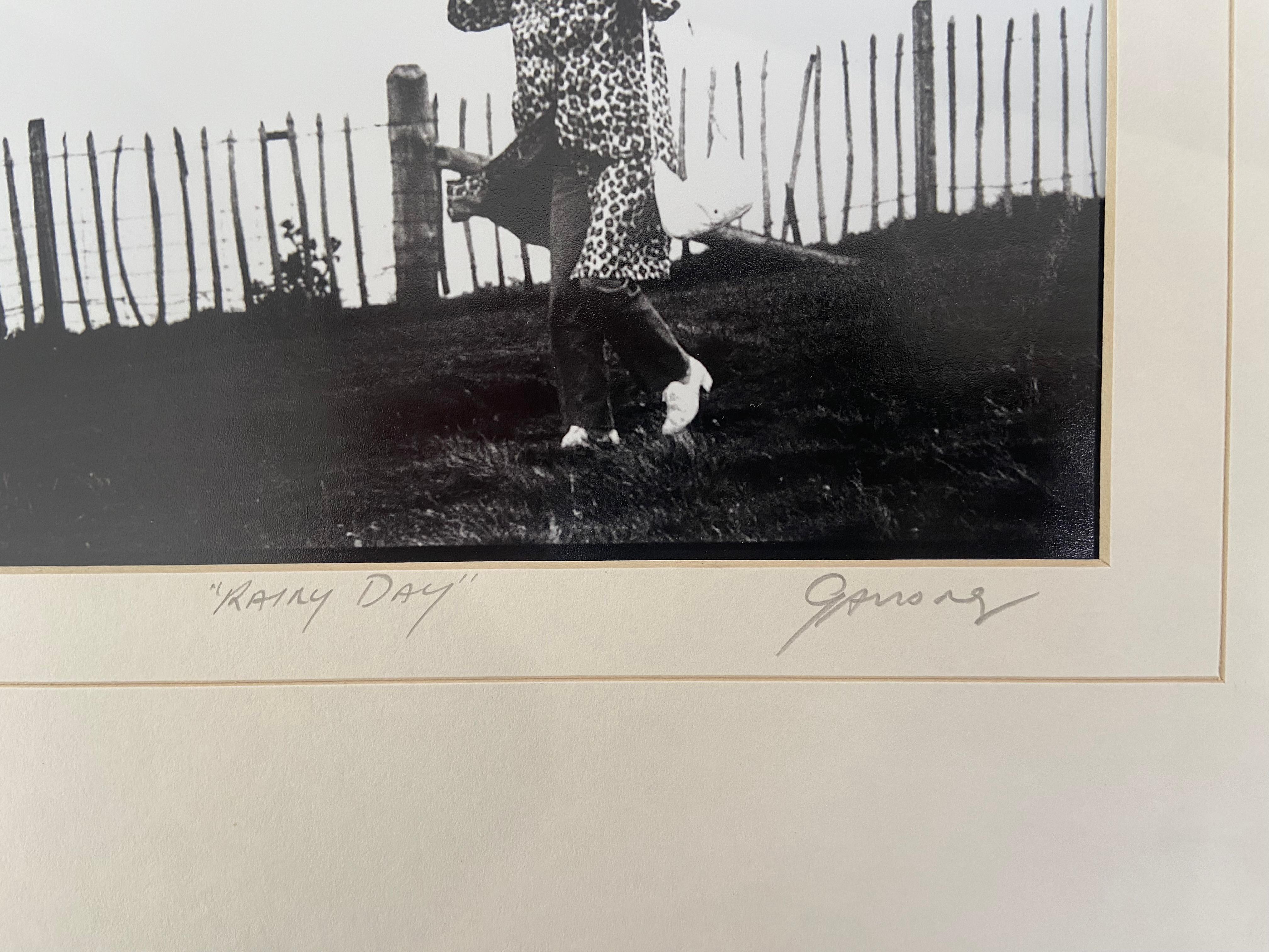 Ginny Ganong Nichols
Regentag
Schwarz-Weiß-Fotografie von
Bildabmessungen: 6 3/4 x 9 1/2 Zoll  (17.1 x 24.1 cm)
Montierte Abmessungen: 12 x 16 Zoll  (30,5 x 40,6 cm)
Ausgabe 15/250