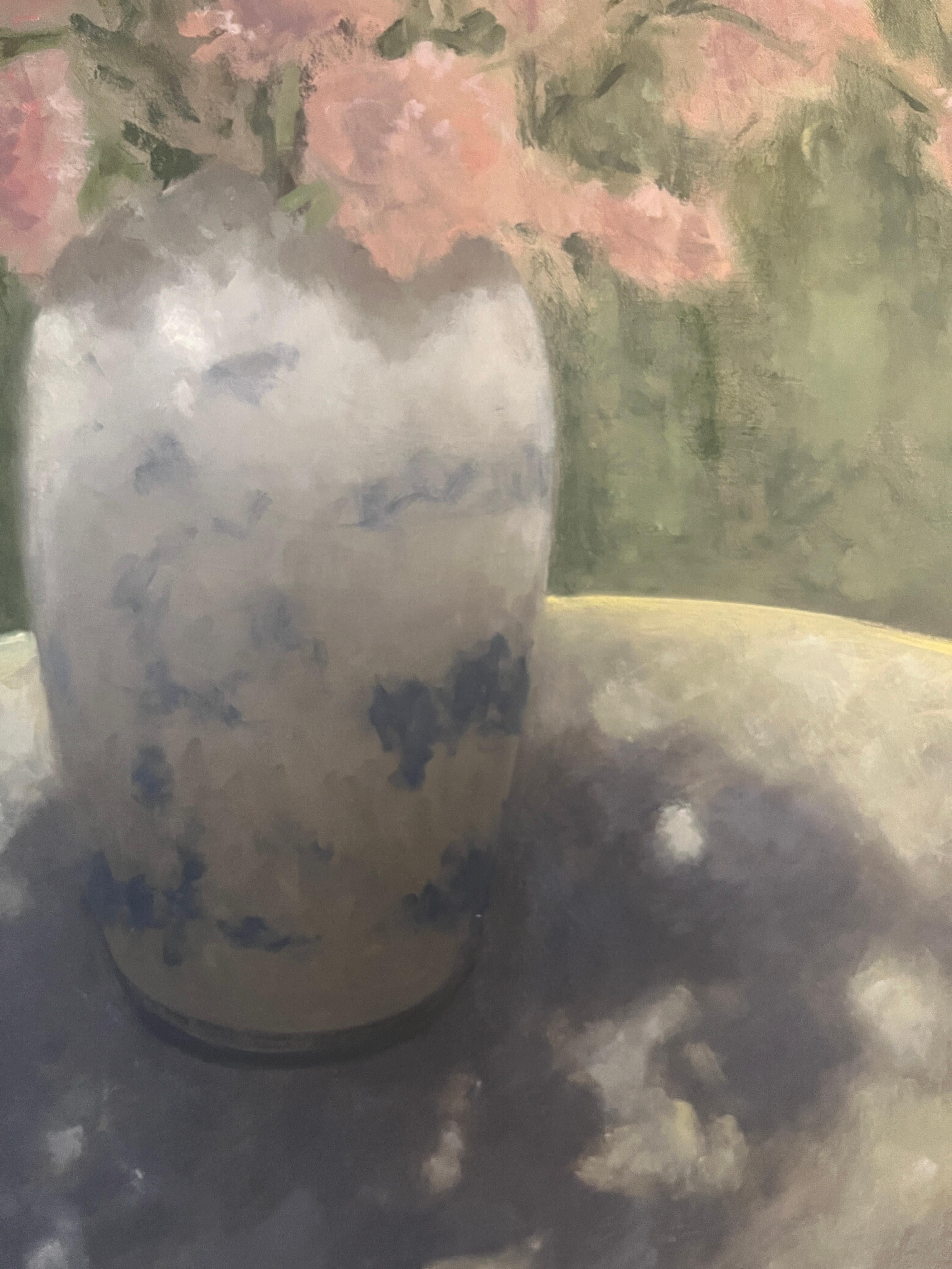 Una danza di luce solare - Still-Life Painting Grigio di Ginny Williams