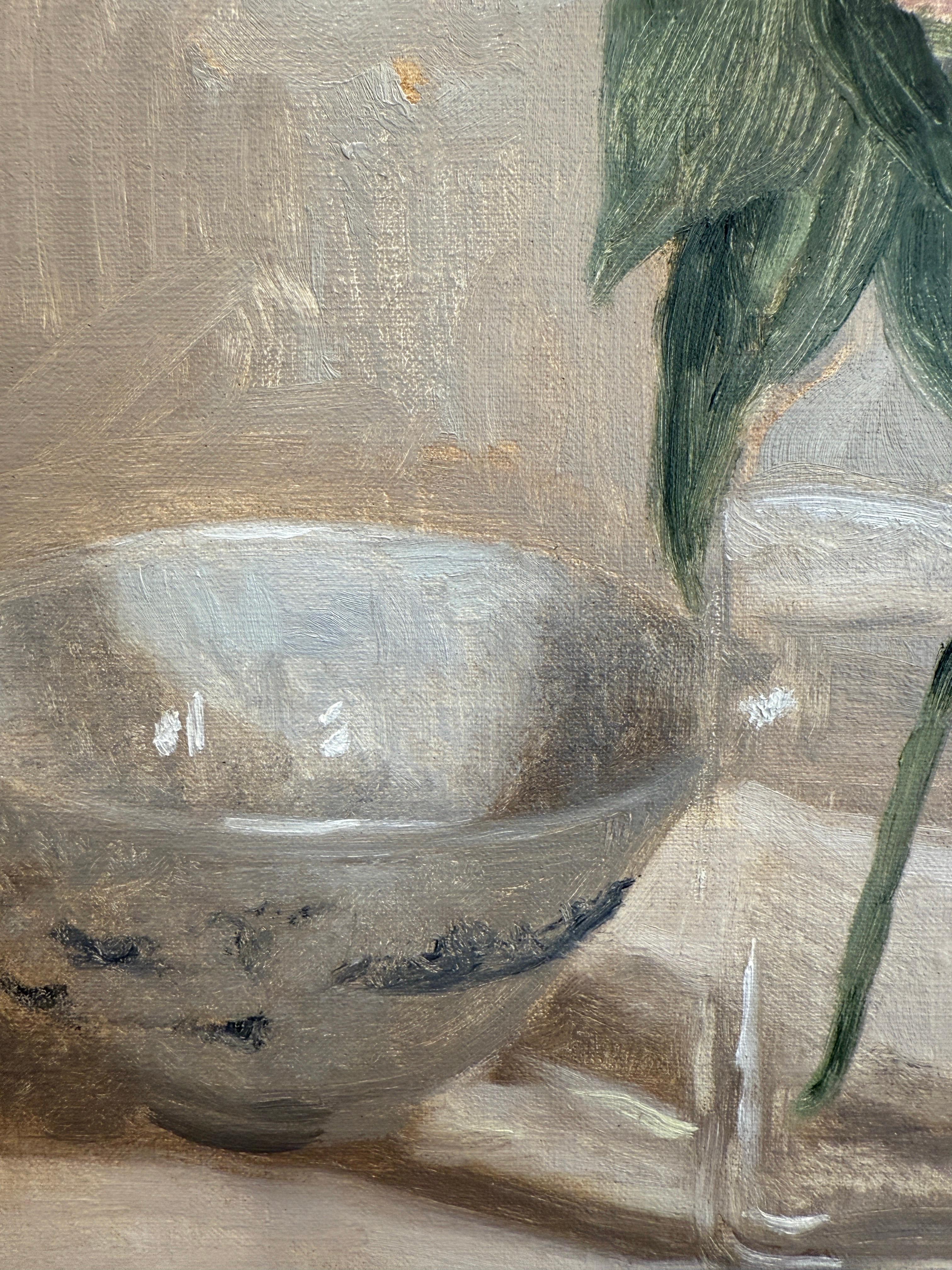 Questo pezzo è un dipinto a olio originale su pannello. Presenta peonie rosa pallido in un flacone di vetro. Il pezzo è incorniciato in una cornice color oro pallido, realizzata in Italia. Le misure complessive sono circa 16x13 pollici. L'artista,