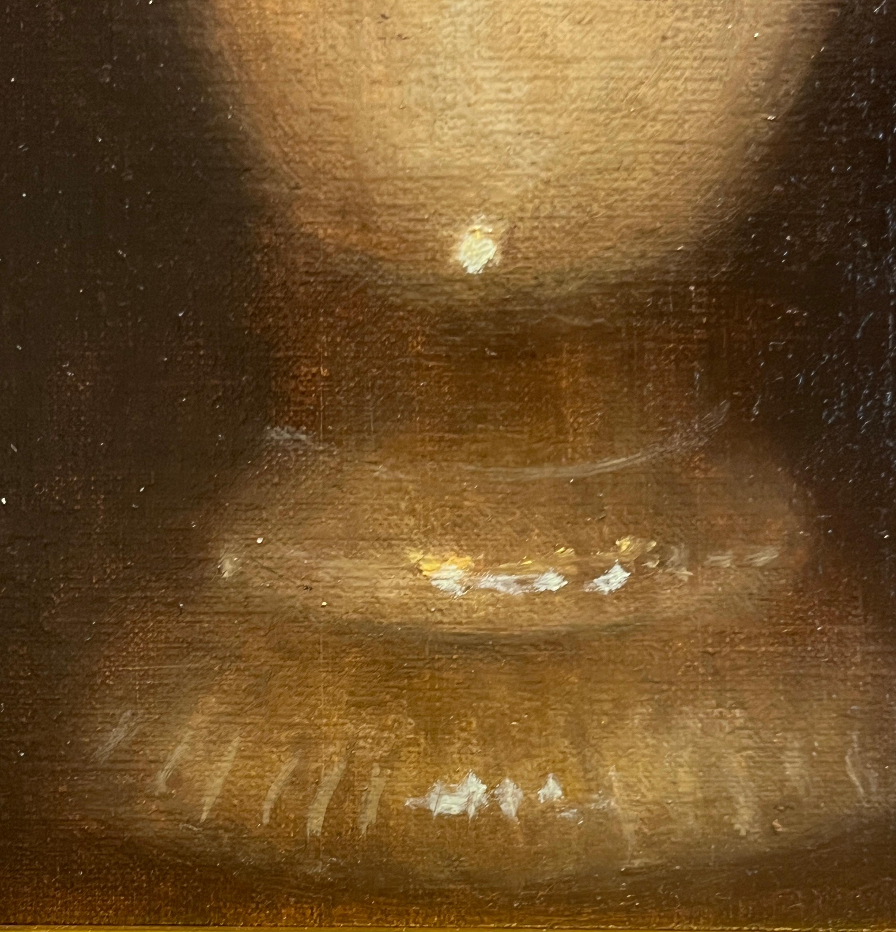 A Rose By Any Other Name est une peinture à l'huile originale sur panneau de bois de Ginny Williams. Les roses Juliet jaunes brillent dans un vase argenté qui scintille dans la lumière rasante. Une pièce dramatique et d'une beauté discrète, encadrée