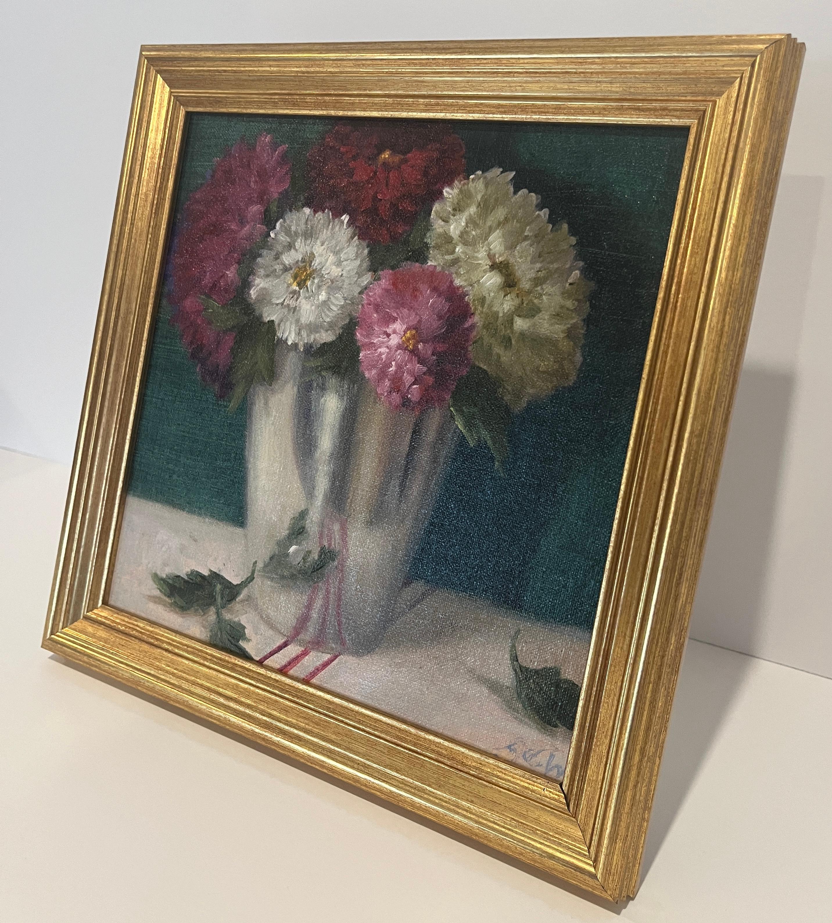 Il s'agit d'une peinture à l'huile originale sur panneau de lin. Les chrysanthèmes, la fleur traditionnelle de la Toussaint en France, sont représentés dans une coupe argentée réfléchissante. Un fond vert-bleu profond, semblable à un bijou, ajoute