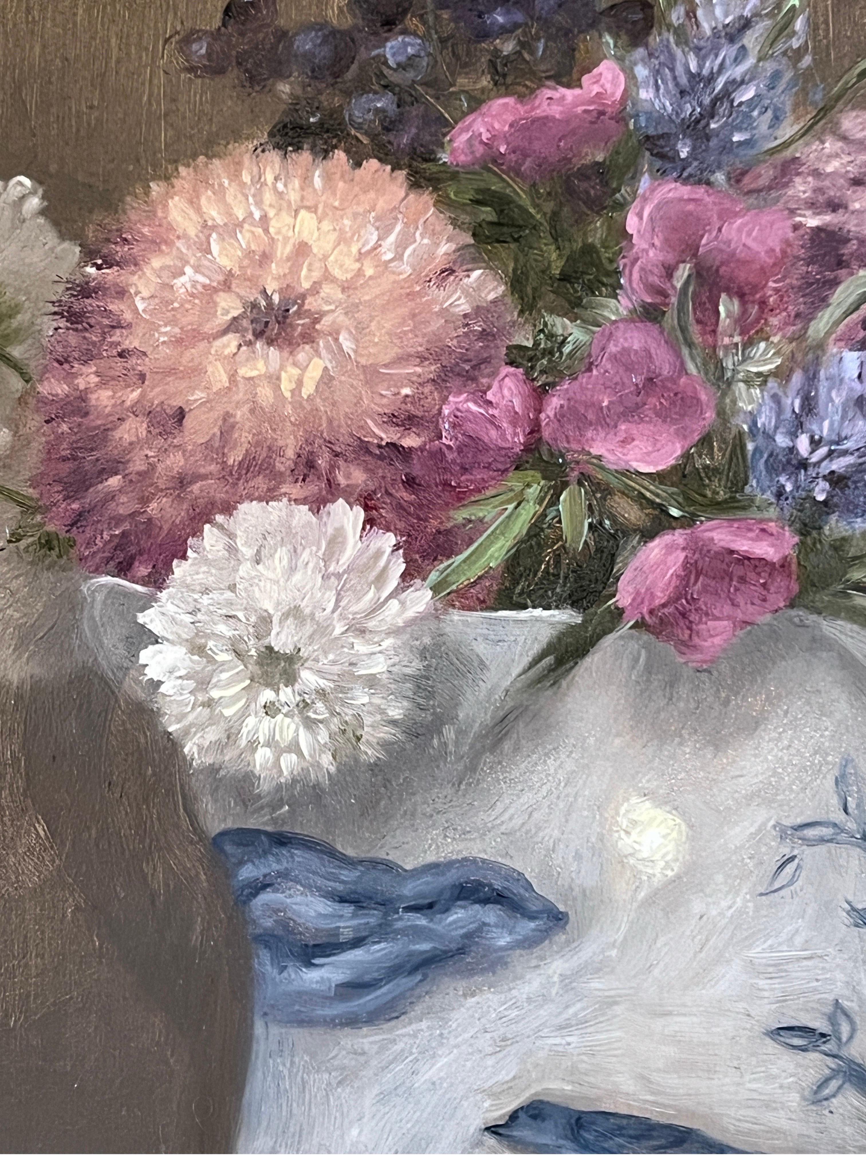 Un óleo original de GC Williams. Conocida por sus bodegones y pinturas de flores, este pequeño bodegón de flores de invierno en una jarra Kraak azul y blanca, está enmarcado en un marco de panel negro con labio plateado.

Williams es licenciada en