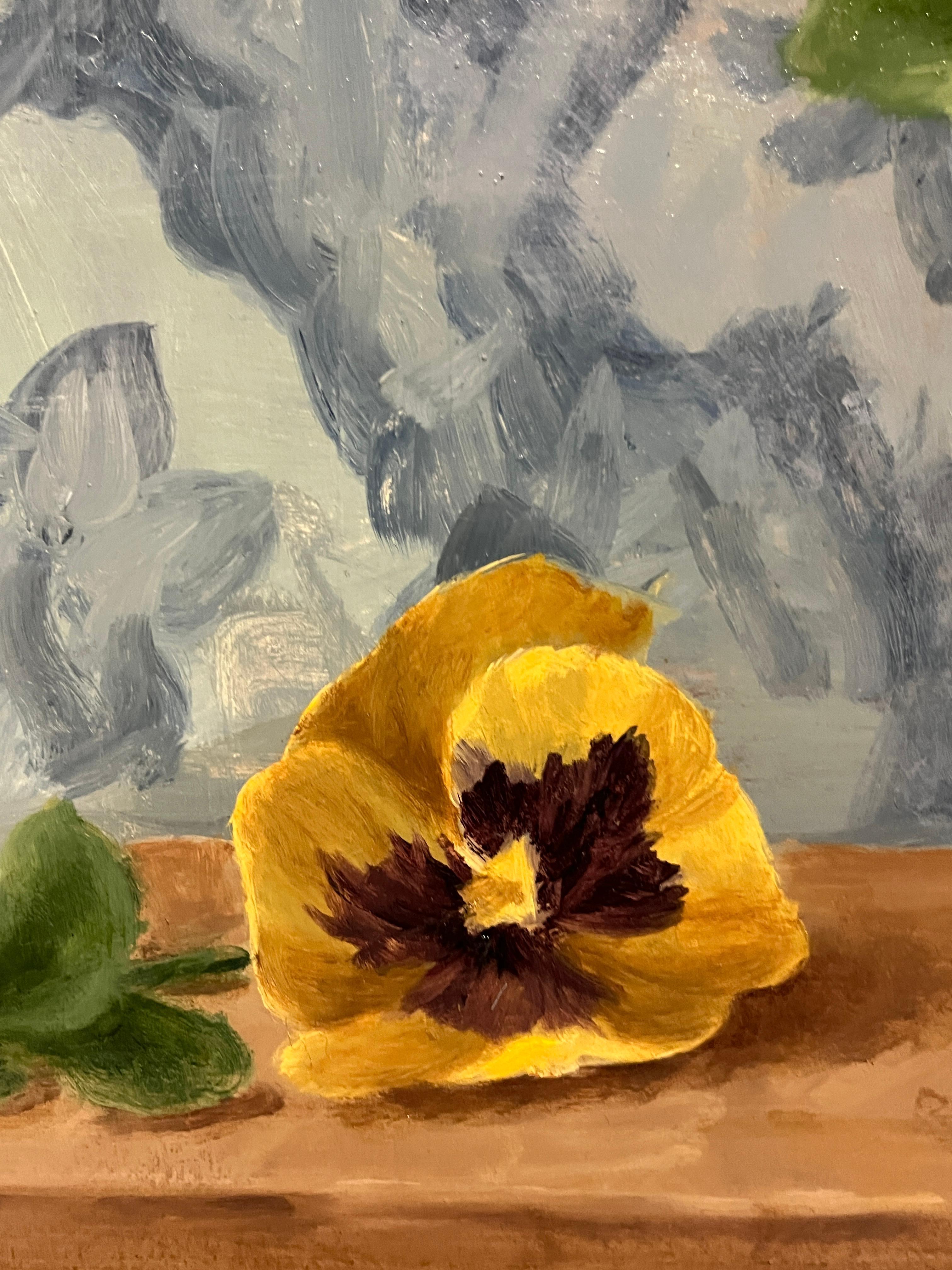 Questo pezzo è un dipinto a olio originale su pannello di lino. Presenta un vaso bianco hobnail con viole colorate. La carta da parati di sfondo è un richiamo alla carta da parati presente nel quadro di Mattise con le viole.  Le dimensioni