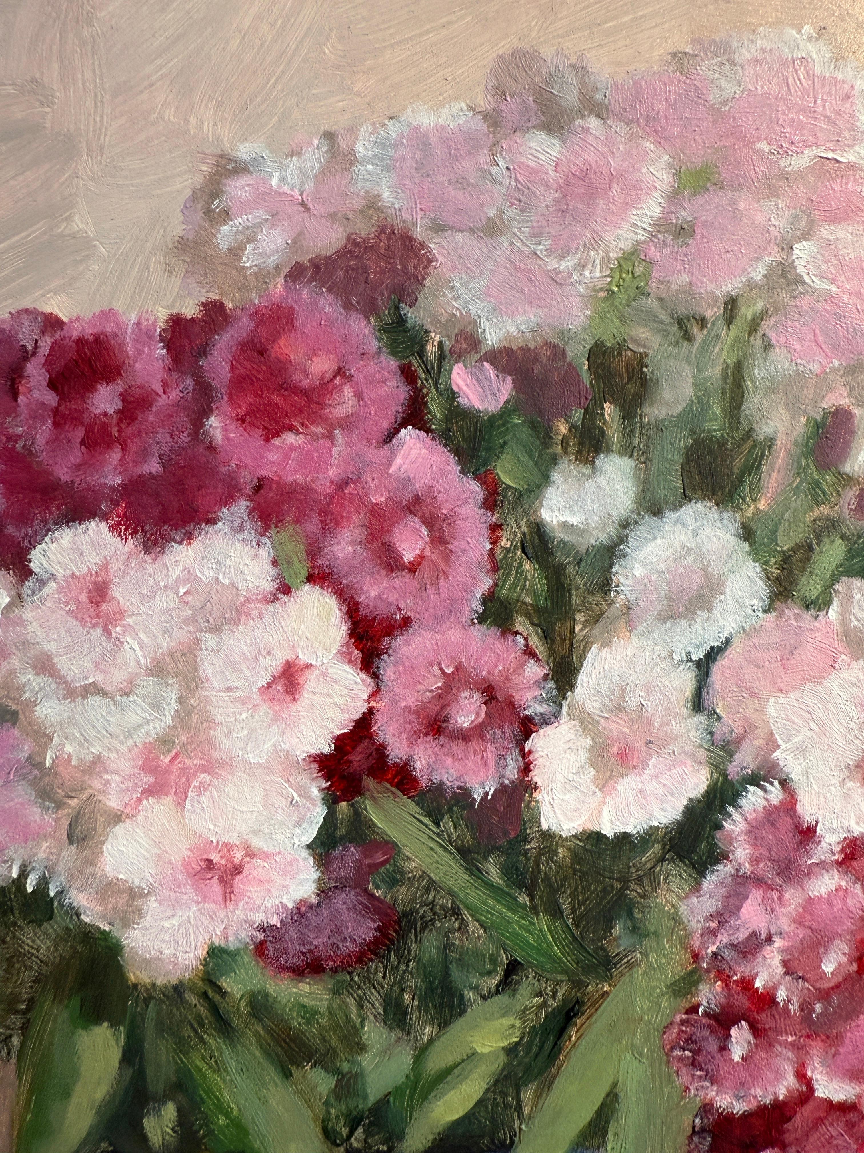 Questo pezzo è un dipinto a olio originale su pannello. Presenta un colorato bouquet di fiori di dianthus, Sweet William, in una tazza di ceramica vintage. Un panno bianco drappeggia il lato del tavolo, proiettando un'ombra che mette in risalto