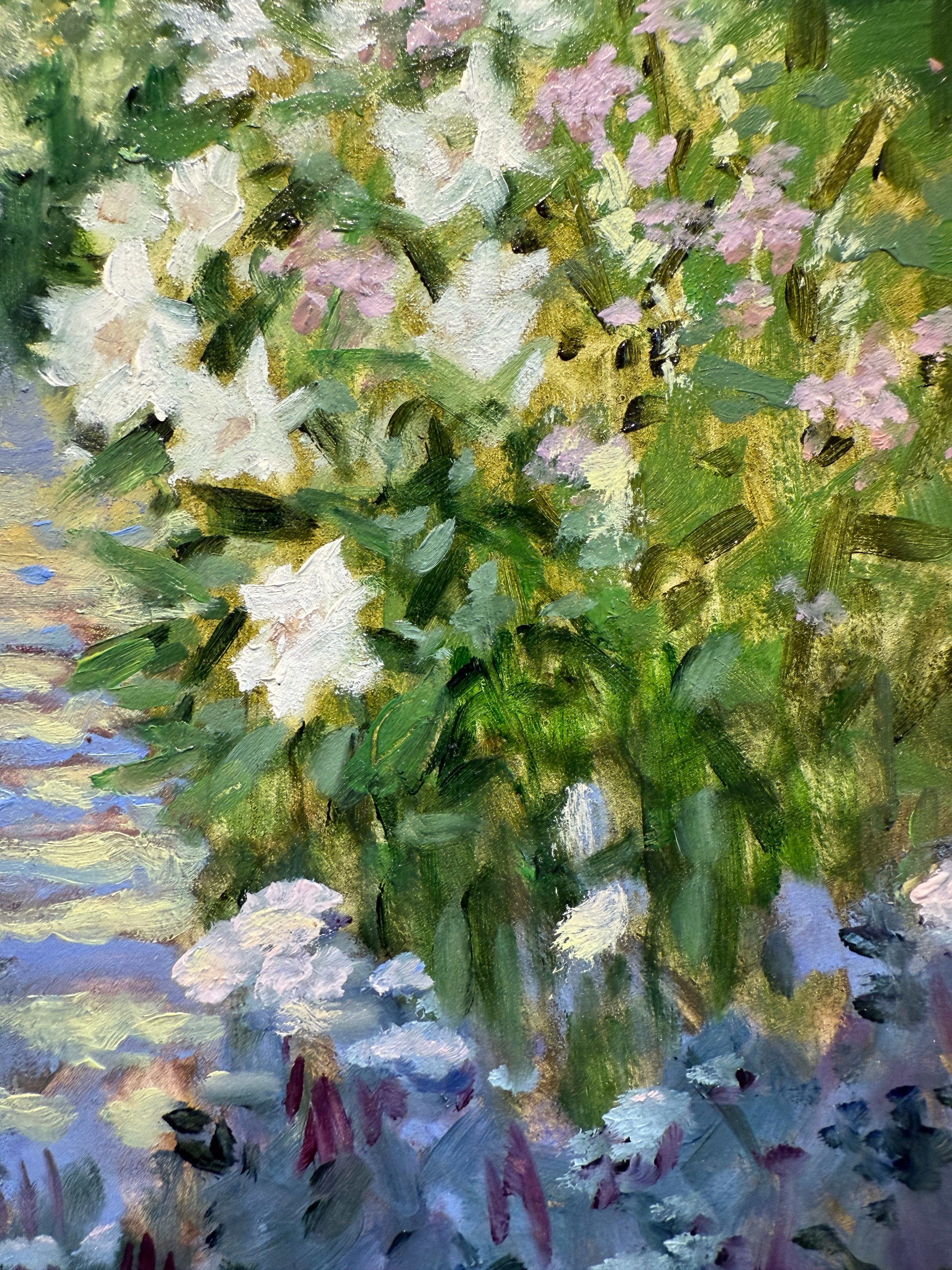 Esta obra es un óleo original sobre tabla. Se muestra un jardín con la sutil sombra proyectada por una valla en el camino entre las flores. En un marco ancho forrado de lino, las dimensiones totales de esta pieza son 18x20