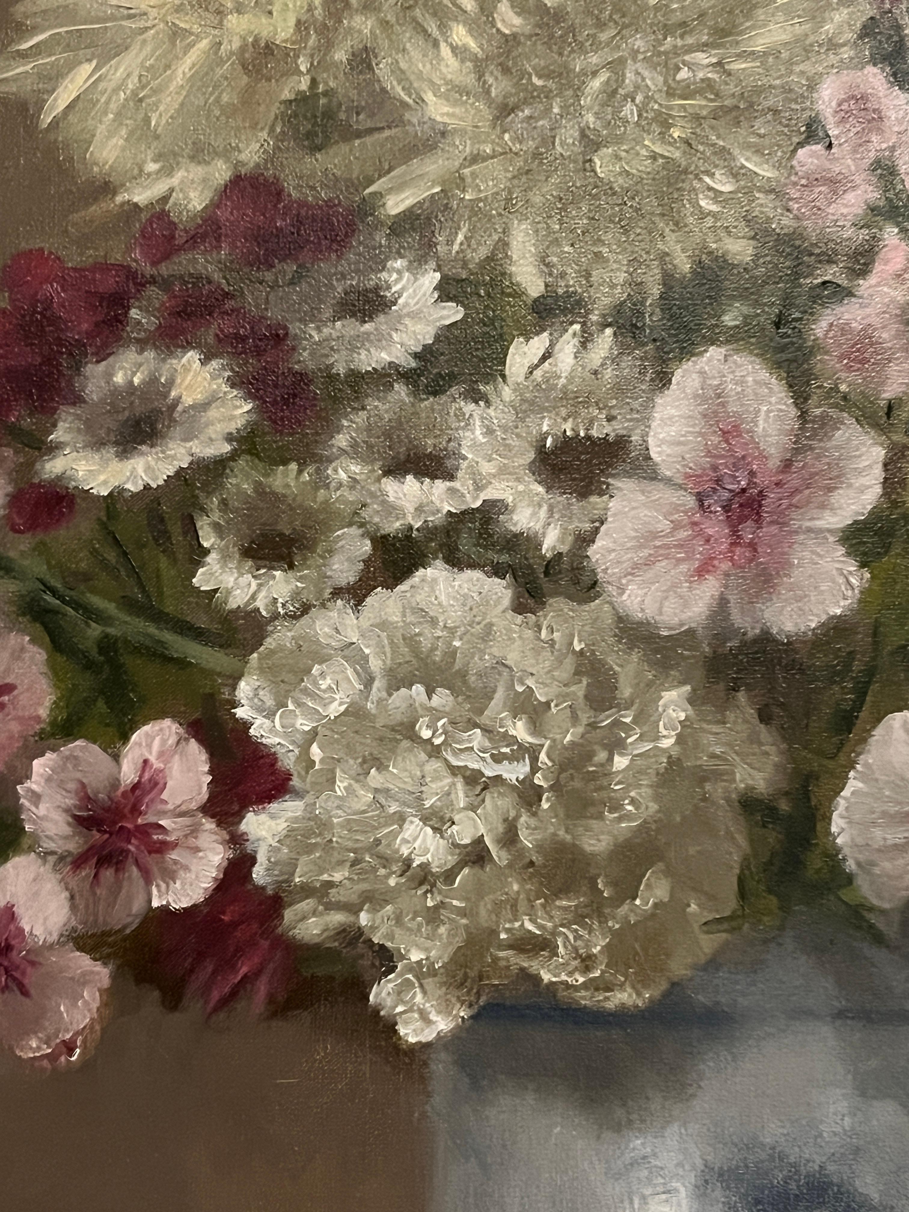 Questo pezzo è un dipinto a olio originale su tela di lino. È caratterizzato da un bellissimo bouquet di fiori estivi: garofani, crisantemi, gerani, foxglove, tutti disposti in un vaso blu e bianco. La luce del primo mattino illumina delicatamente
